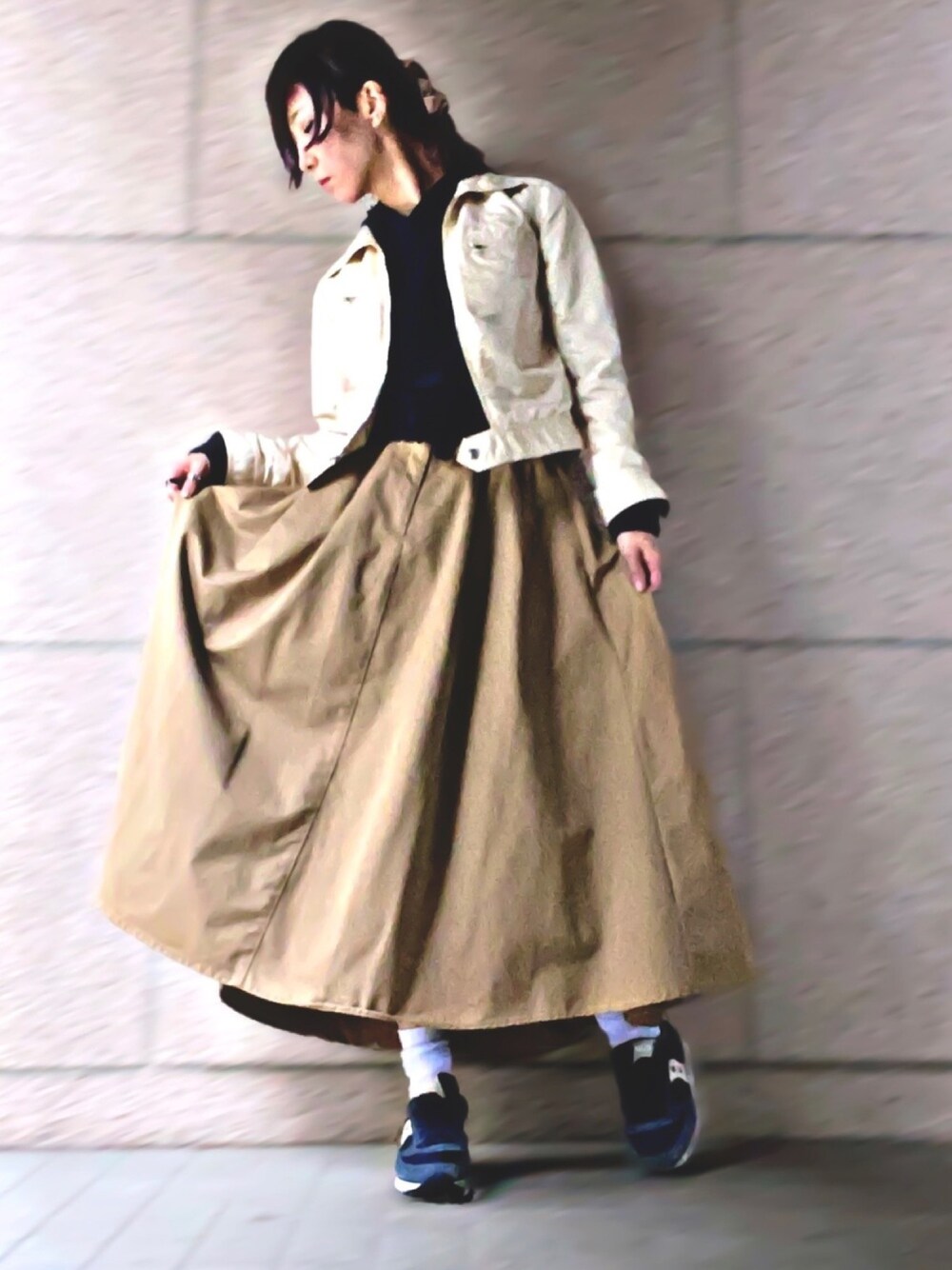 ブルー系のパーカー、ベージュ系のジャケット/アウター、ベージュ系のスカートを着用したレディースの春コーディネートの1枚目の写真