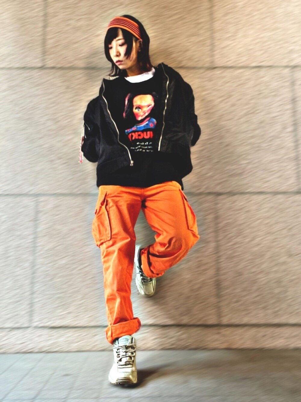 ホワイト系のTシャツ/カットソー、ブラック系のTシャツ/カットソー、ブラック系のブルゾンを着用したレディースの春コーディネートの1枚目の写真