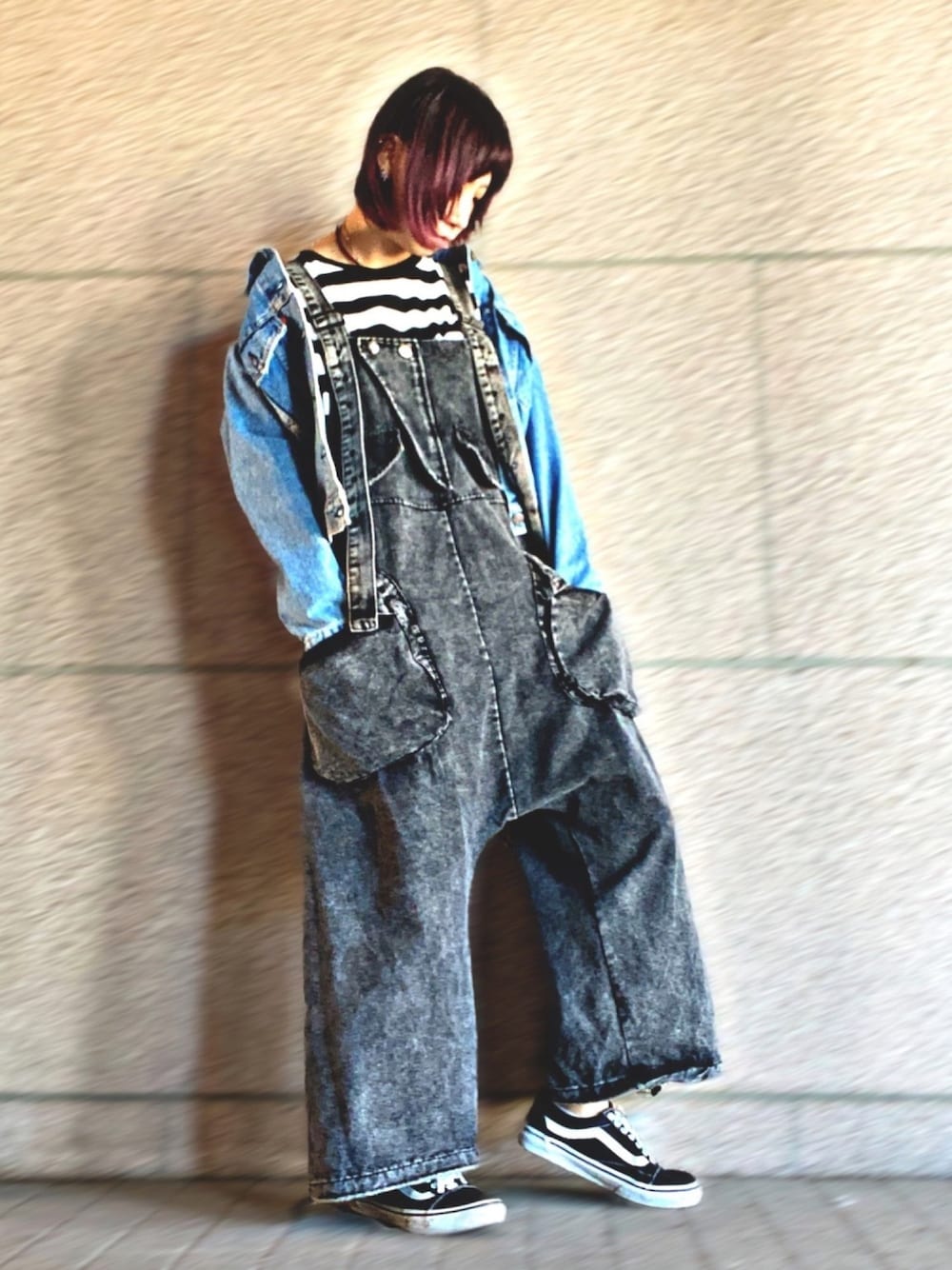 ホワイト系のTシャツ/カットソー、ブラック系のオールインワン・サロペット、ブルー系のデニムジャケットを着用したレディースの春コーディネートの1枚目の写真