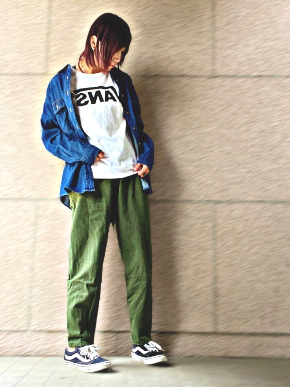 ホワイト系のTシャツ/カットソー、ブルー系のシャツ/ブラウス、グリーン系のパンツを着用したレディースの春コーディネートの1枚目の写真