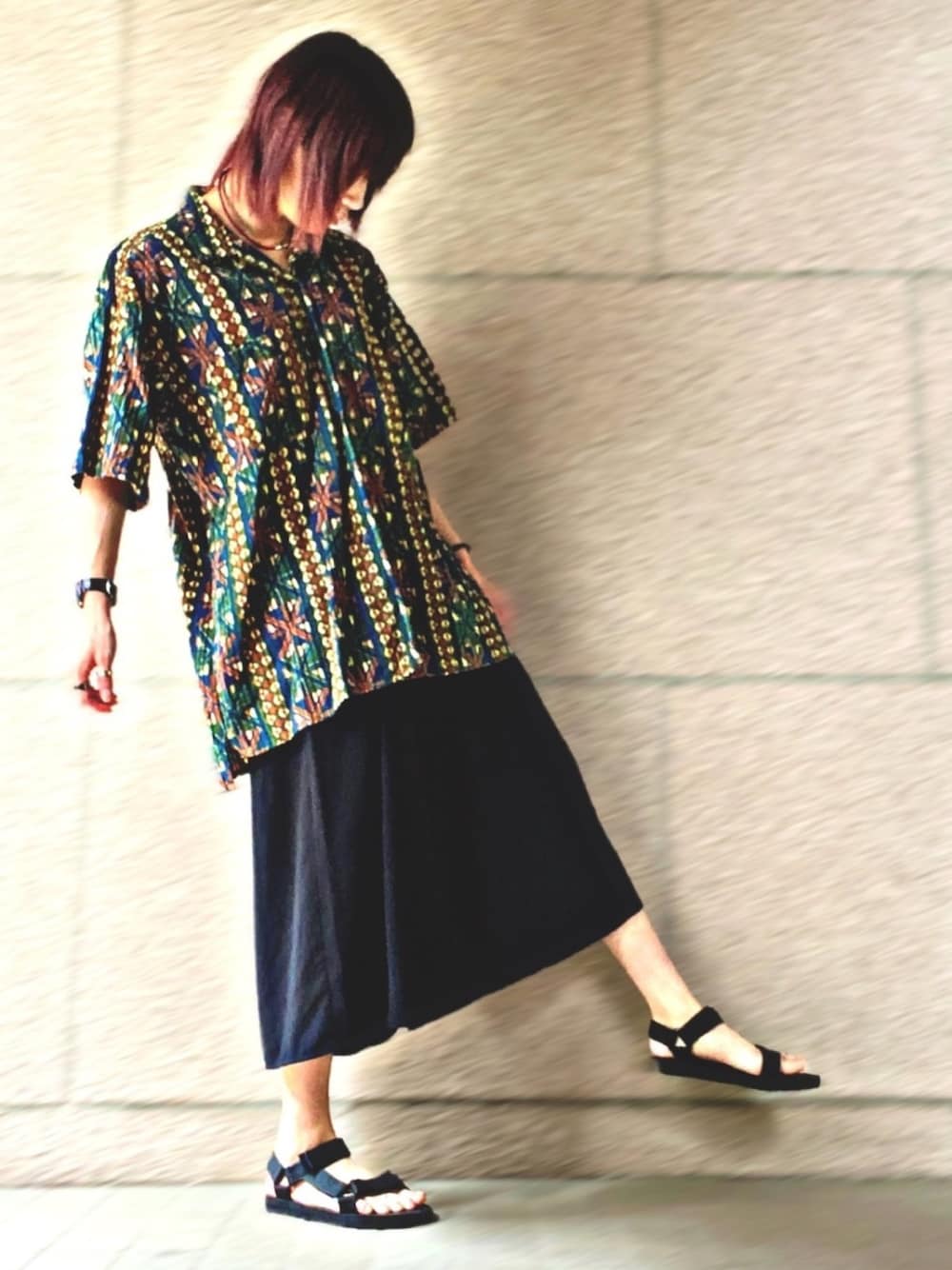 「ストリート、オーバーサイズ、ビッグシルエット、柄シャツ、古着、ワイドパンツ、スカーチョ、ベルトサンダル、カジュアル、ぼくのせかい」｜「usedのアイテム（シャツ/ブラウス、グリーン系）」を使った、みみたろうさん（レディース・166cm）の夏コーディネートの1枚目の写真