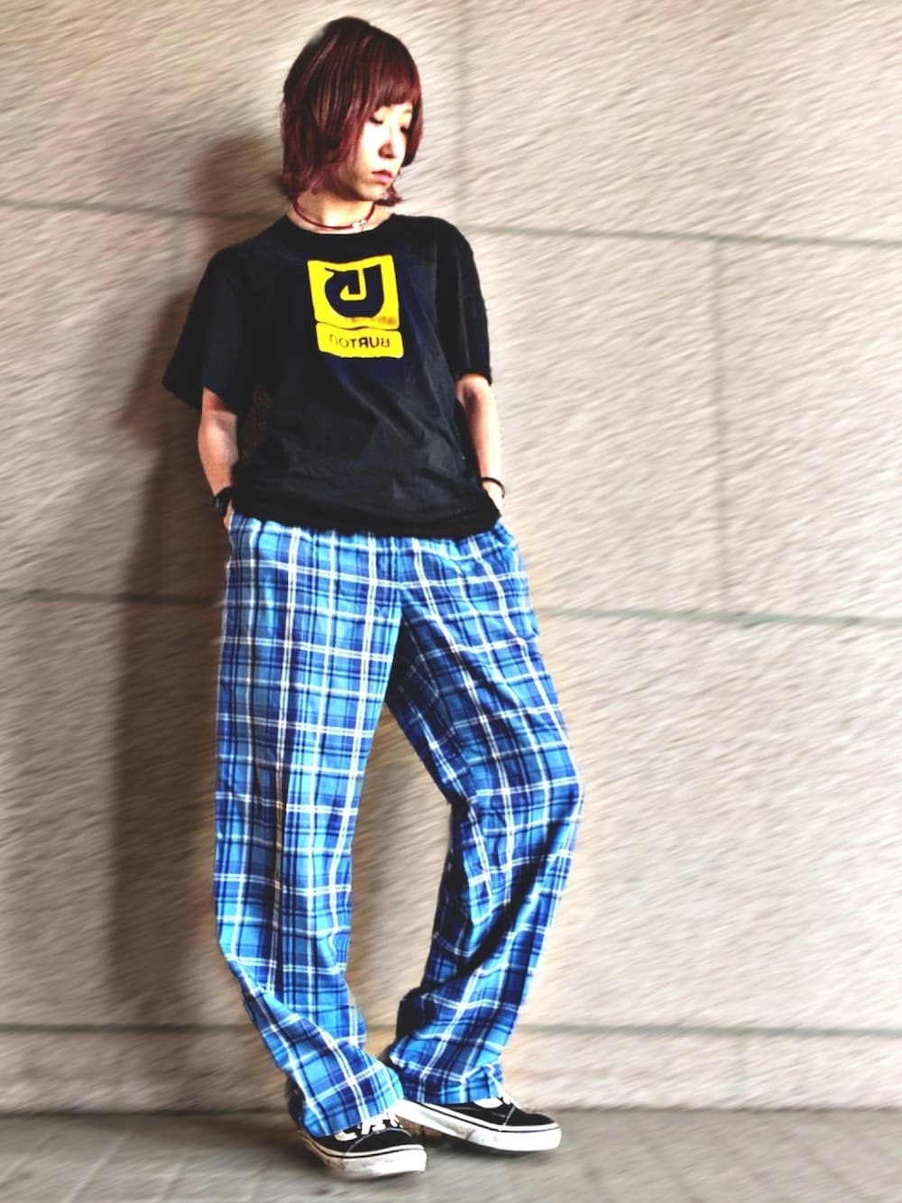 「チェックパンツ、パジャマパンツ、イージーパンツ、ロゴT、oldskool、ストリート、古着、メンズライク、オーバーサイズ、ぼくのせかい」｜「BURTONのアイテム（Tシャツ/カットソー、ブラック系）」を使った、みみたろうさん（レディース・166cm）の夏コーディネートの1枚目の写真