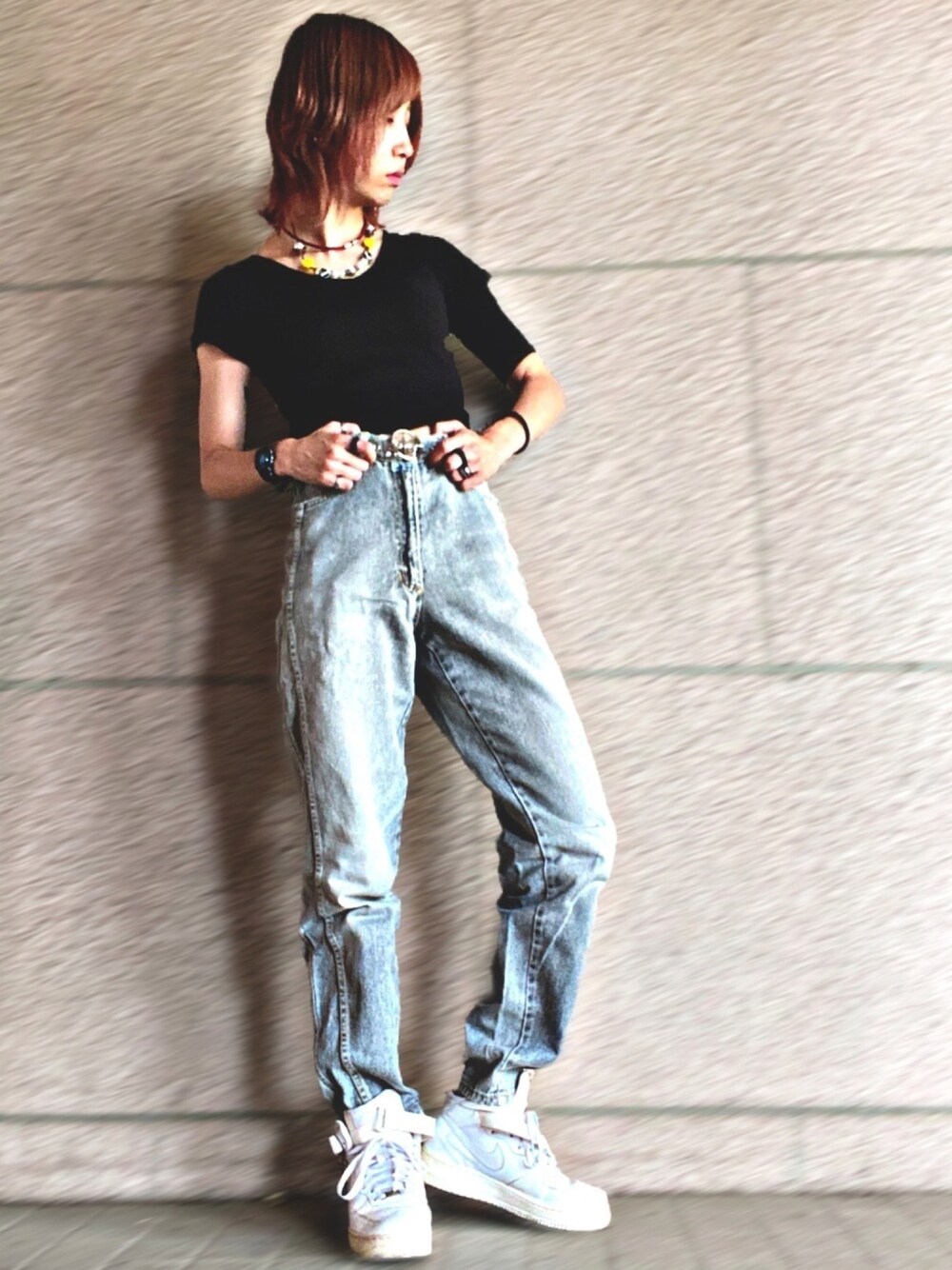 ブラック系のTシャツ/カットソー、グレー系のデニムパンツ、ホワイト系のスニーカーを着用したレディースの夏コーディネートの1枚目の写真