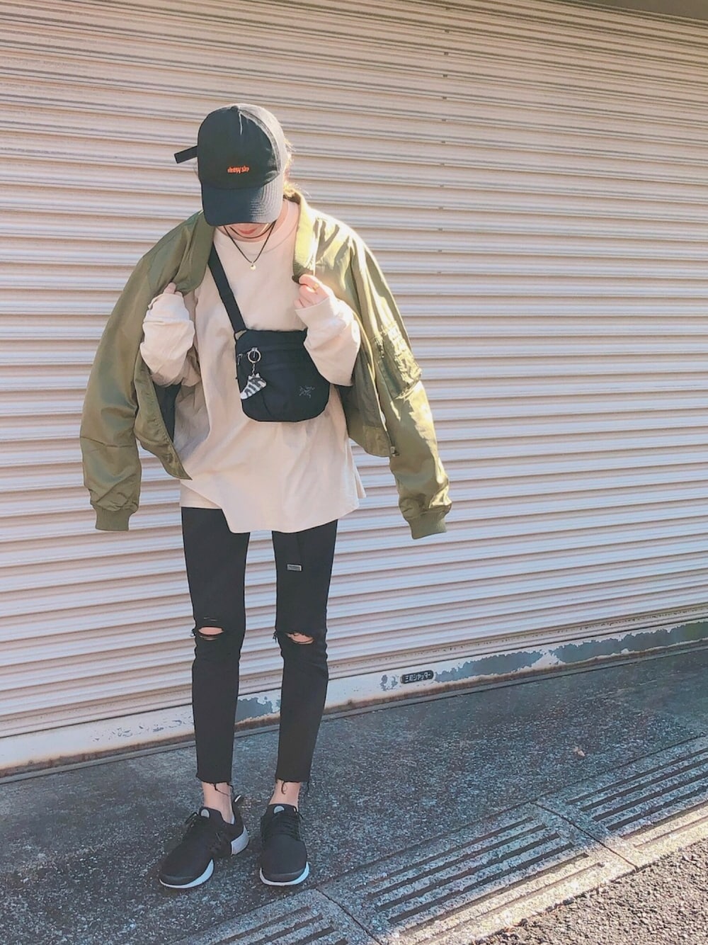 「ビッグシルエット、黒スキニー、ストリート、キャップ、シンプル、メンズライク、スニーカー、ダメージデニムパンツ、エアプレスト、オーバーサイズ」｜「no brandのアイテム（キャップ、ブラック系）」を使った、Maemiさん（レディース・170cm）の秋コーディネートの1枚目の写真