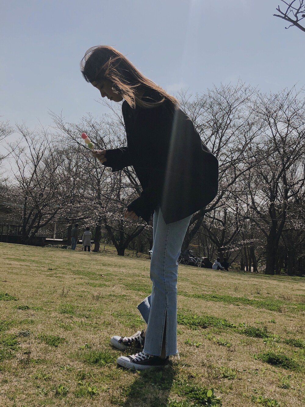 「Bershka、デニムパンツ、ダメージデニムパンツ、スリット、コンバース、黒コンバース、デニムジャケット、春コーデ」｜「🇰🇷のアイテム（デニムジャケット、ブラック系）」を使った、Maemiさん（レディース・170cm）の春コーディネートの1枚目の写真