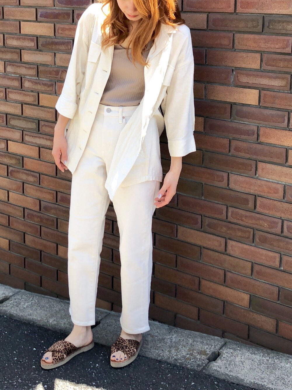 「プチプラ、UNIQLO、ベージュ、ベージュコーデ、レオパード、サンダル、ブラトップ、ワイドリブブラタンクトップ、夏コーデ、オールベージュ」｜「w closetの麻レーヨン開襟シャツはおり（シャツ/ブラウス、ホワイト系）」を使った、Maemiさん（レディース・170cm）の夏コーディネートの1枚目の写真