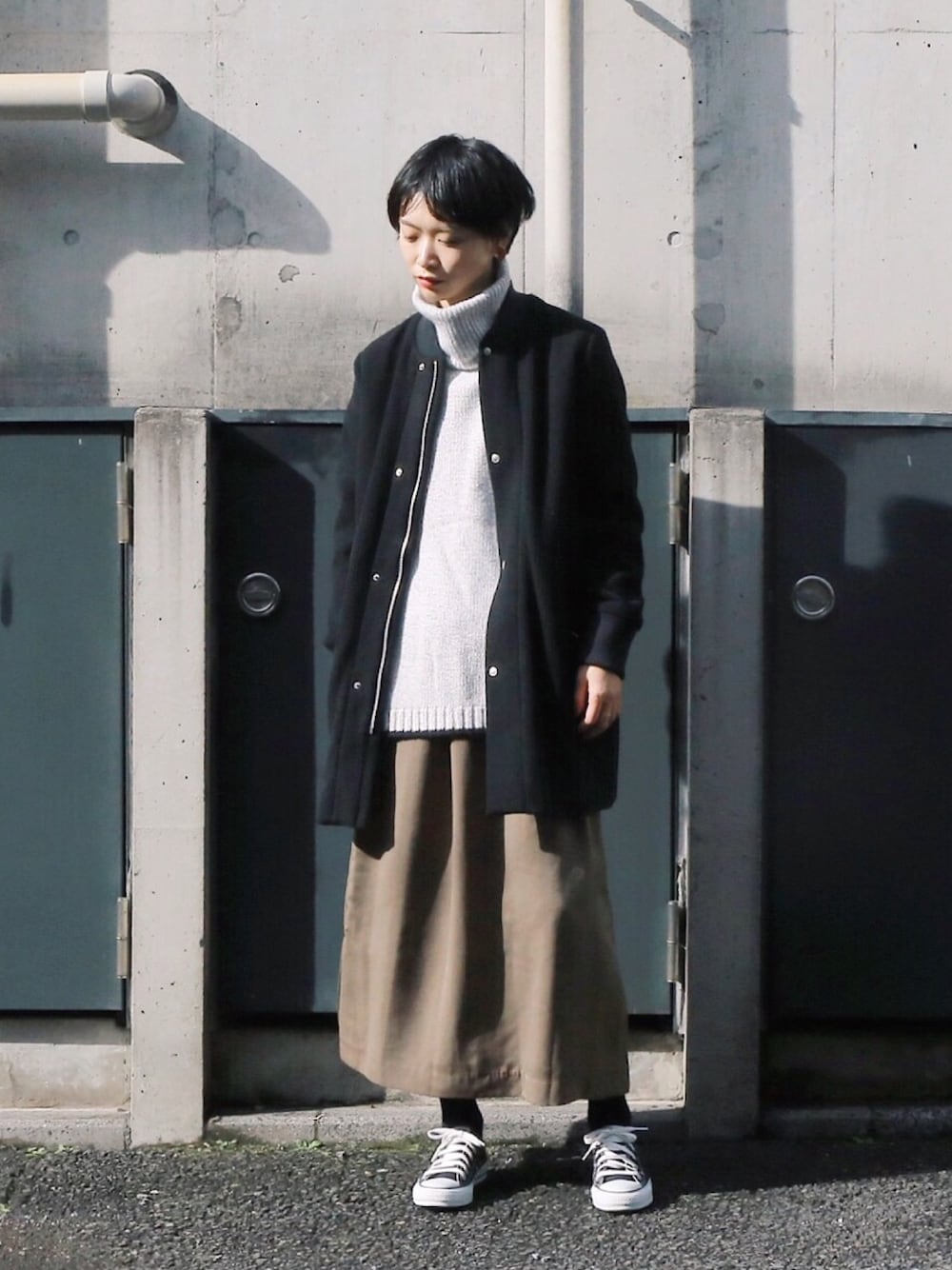 「冬のコーデ、スニーカーコーデ、大人コーデ、休日スタイル、ニット、タートルネックニット、ロングスカート、コート、ootd、converse」｜「FIL DE FERの二重織ウール　リブ衿コート（その他アウター、ブラック系）」を使った、watanabe.さん（レディース・163cm）の冬コーディネートの1枚目の写真