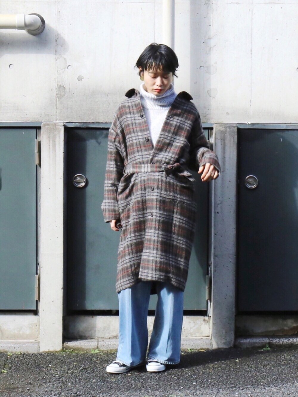 「冬、カジュアル、スニーカー、converse、大人カジュアル、休日スタイル、タートルネックニット、チェックコート、ootd、ラフ」｜「FIL DE FERの11.5ozデニム スッキリワイドパンツ（デニムパンツ、ブルー系）」を使った、watanabe.さん（レディース・163cm）の冬コーディネートの1枚目の写真