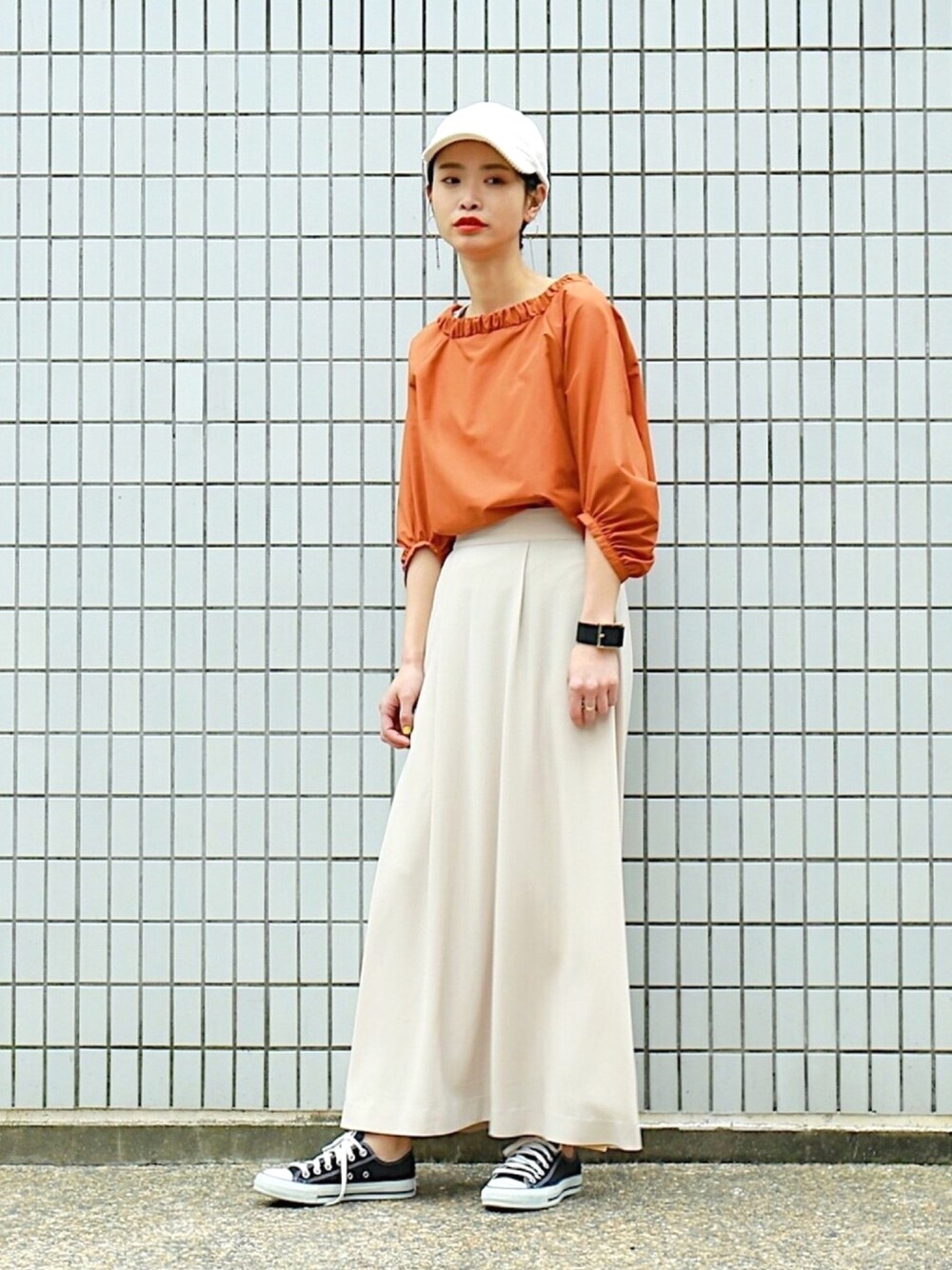 「カジュアル、オトナカジュアル、ラフ、ロングスカート、フレアスカート、袖ボリューム、オレンジ、春コーデ、ootd、キャップ」｜「FIL DE FERのストレッチジョーセット フレアロングスカート（スカート、ホワイト系）」を使った、watanabe.さん（レディース・163cm）の冬コーディネートの1枚目の写真