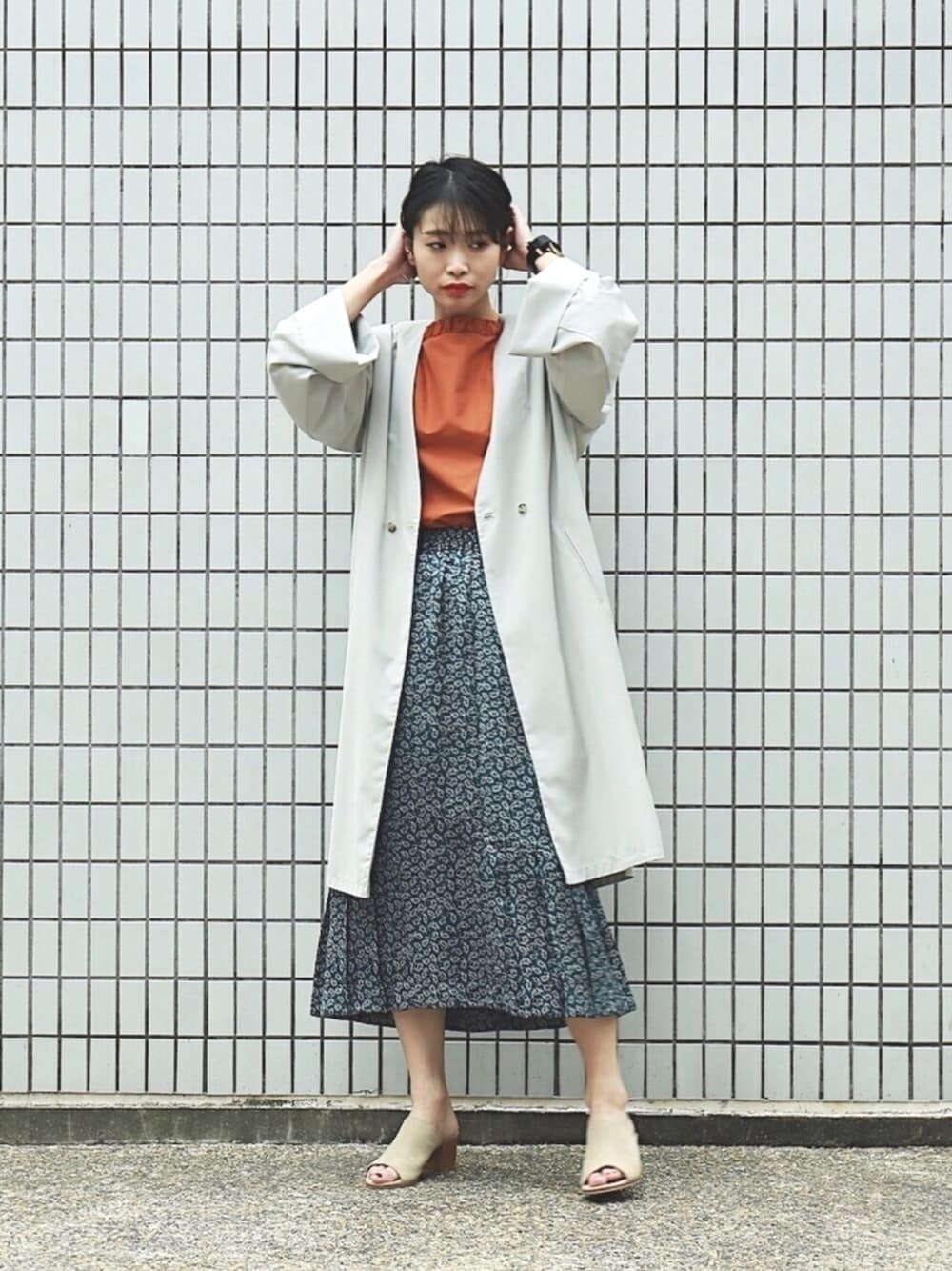 「休日スタイル、レトロ、ペイズリー、ロングスカート、スプリングコート、はるコーデ、スエード、サンダル、カジュアル、ootd」｜「FIL DE FERのミクロフルダルタイプライター 袖ギャザーブラウス（シャツ/ブラウス、オレンジ系）」を使った、watanabe.さん（レディース・163cm）の春コーディネートの1枚目の写真