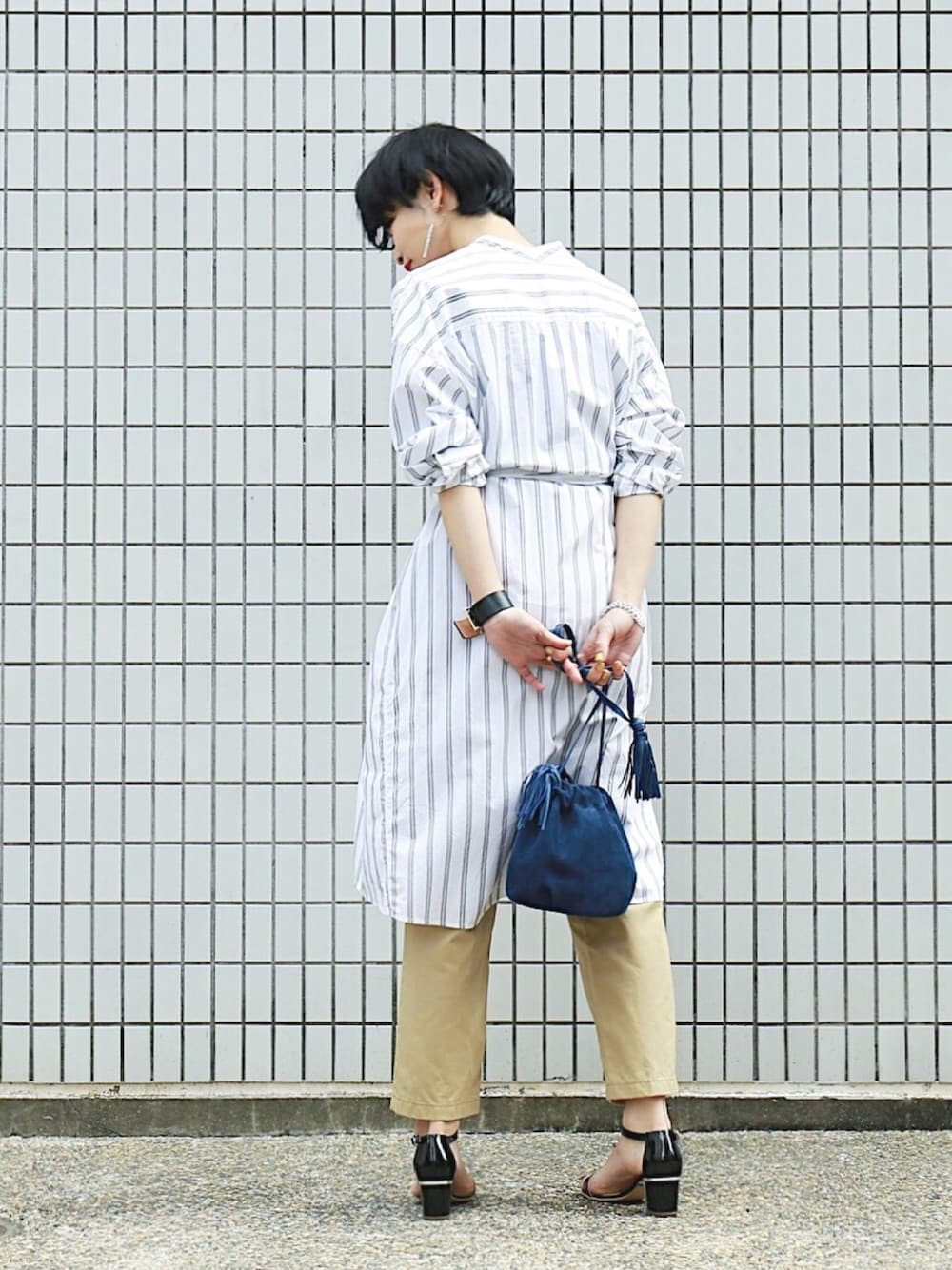 「オトナカジュアル、春コーデ、ワークパンツ、カーゴパンツ、巾着バッグ、サンダル、シャツワンピ、ストライプ、ootd」｜「FIL DE FERのシャツストライプ シャツドレス（シャツワンピース、ホワイト系）」を使った、watanabe.さん（レディース・163cm）の春コーディネートの1枚目の写真