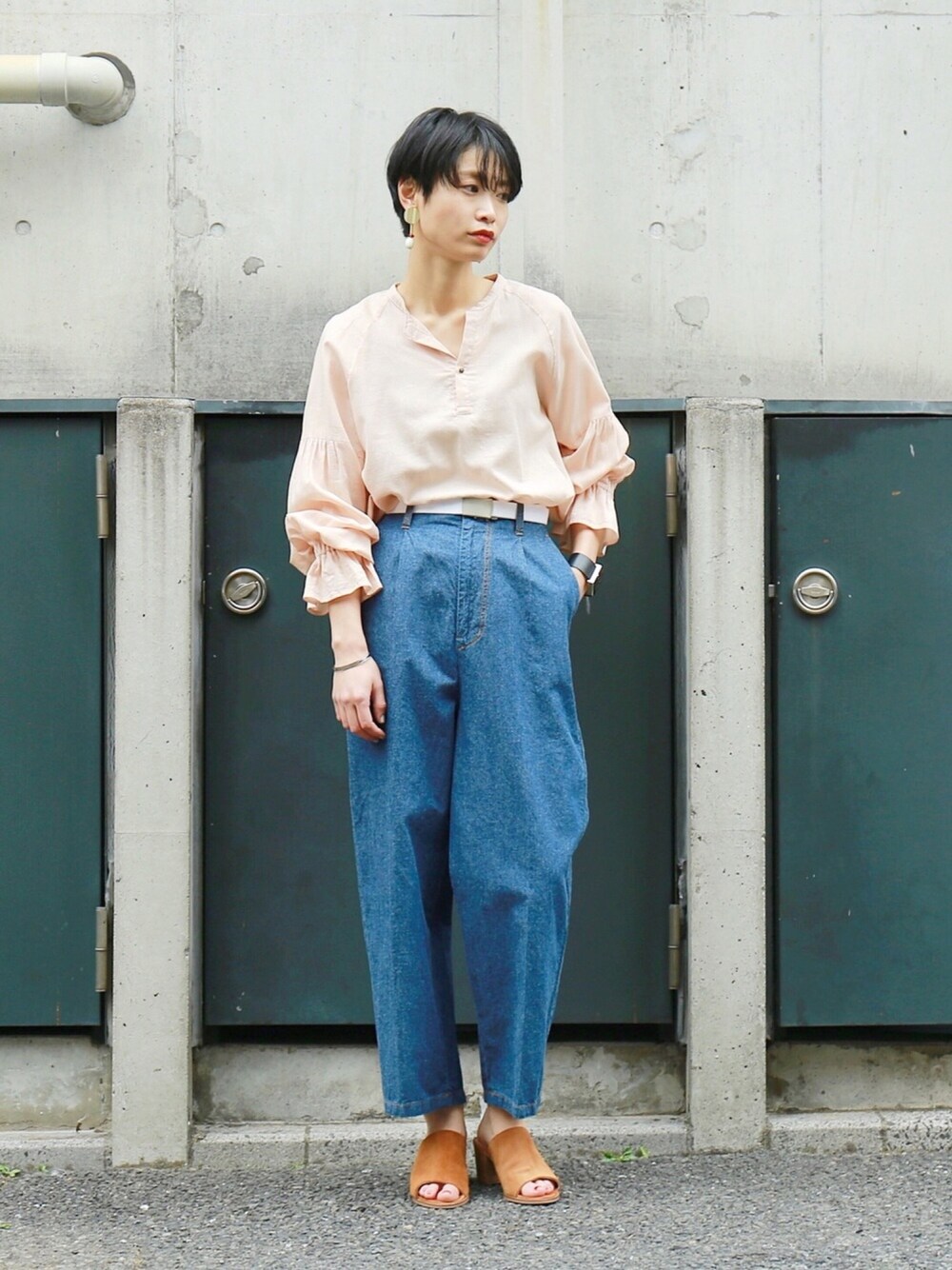 「休日スタイル、ゆるコーデ、春、デニム、ピンク、フレアスリーブ、ワイドデニム、大振りアクセサリー、ootd、ガチャベルト」｜「FIL DE FERのアムンゼンボイル ギャザースリーブブラウス（シャツ/ブラウス、ピンク系）」を使った、watanabe.さん（レディース・163cm）の春コーディネートの1枚目の写真