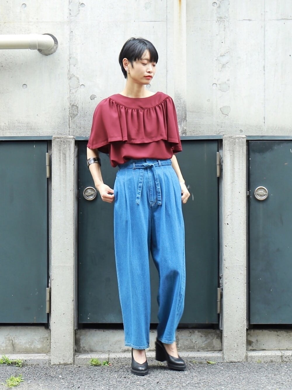 「シンプルコーデ、デニム、ワイドデニム、赤、ボリューム袖、ブラウス×デニム、summer、パンプス、キレイめ、ootd」｜「FIL DE FERの《予約》7,5ozルーズデニム ツータックパンツ（デニムパンツ、ブルー系）」を使った、watanabe.さん（レディース・163cm）の夏コーディネートの1枚目の写真