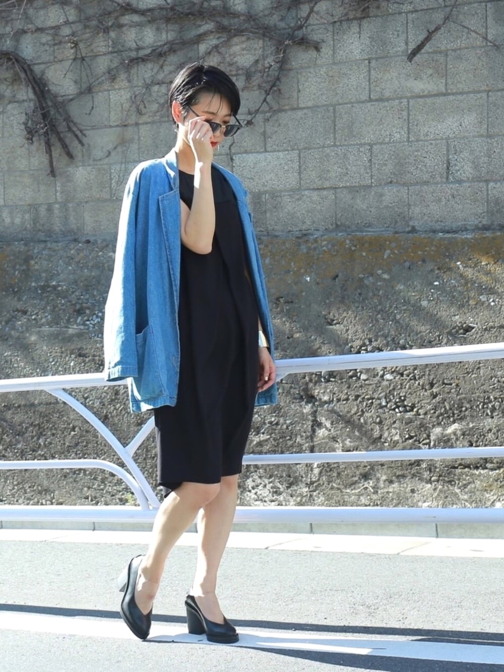 「シンプルコーデ、outfit、black dress、パーティースタイル、プリーツ、黒、デニムジャケット、古着MIX、パンプス、キレイめ」｜「FIL DE FERのスパンジョーセット フロントプリーツワンピース（ドレス、ブラック系）」を使った、watanabe.さん（レディース・163cm）の夏コーディネートの1枚目の写真