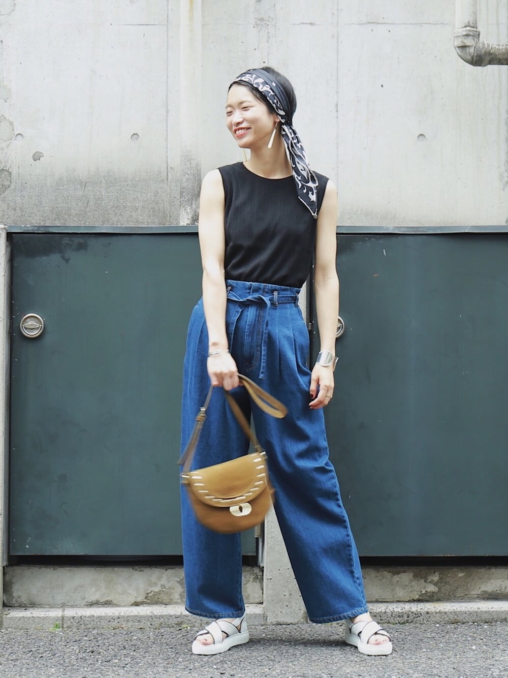 「カジュアル、夏、ラフスタイル、スカーフ、スタッズ、ワイドデニム、デニム、サンダル、休日スタイル、ootd」｜「FIL DE FERのランダムテレコ タンクトップ（タンクトップ、ブラック系）」を使った、watanabe.さん（レディース・163cm）の夏コーディネートの1枚目の写真