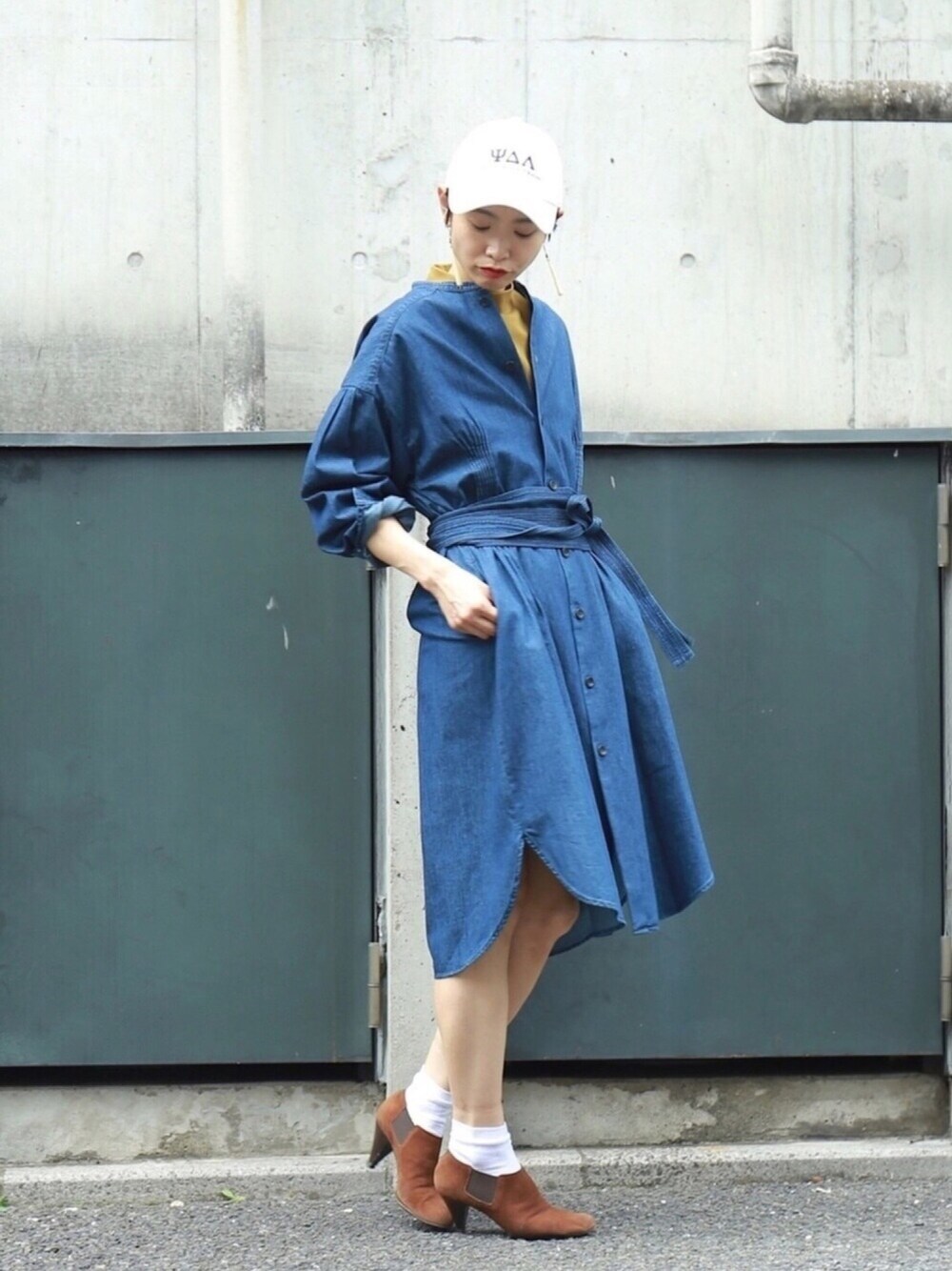「休日スタイル、ブルー、デニム、デニムワンピース、シャツワンピ、キャップ、スポーツミックス、denim、休日コーデ、ootd」｜「FIL DE FERのデニムピンタック ロングシャツワンピース（シャツワンピース、ブルー系）」を使った、watanabe.さん（レディース・163cm）の夏コーディネートの1枚目の写真