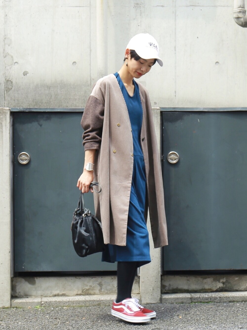 「コーデュロイ、秋コーデ、キャップ、メンズライク、ワンピース×スニーカー、ブルー、スニーカーコーデ、VANS、巾着バッグ、ハラコ」｜「FIL DE FERの太コーデュロイ ノーカラーコート（その他アウター、ベージュ系）」を使った、watanabe.さん（レディース・163cm）の秋コーディネートの1枚目の写真
