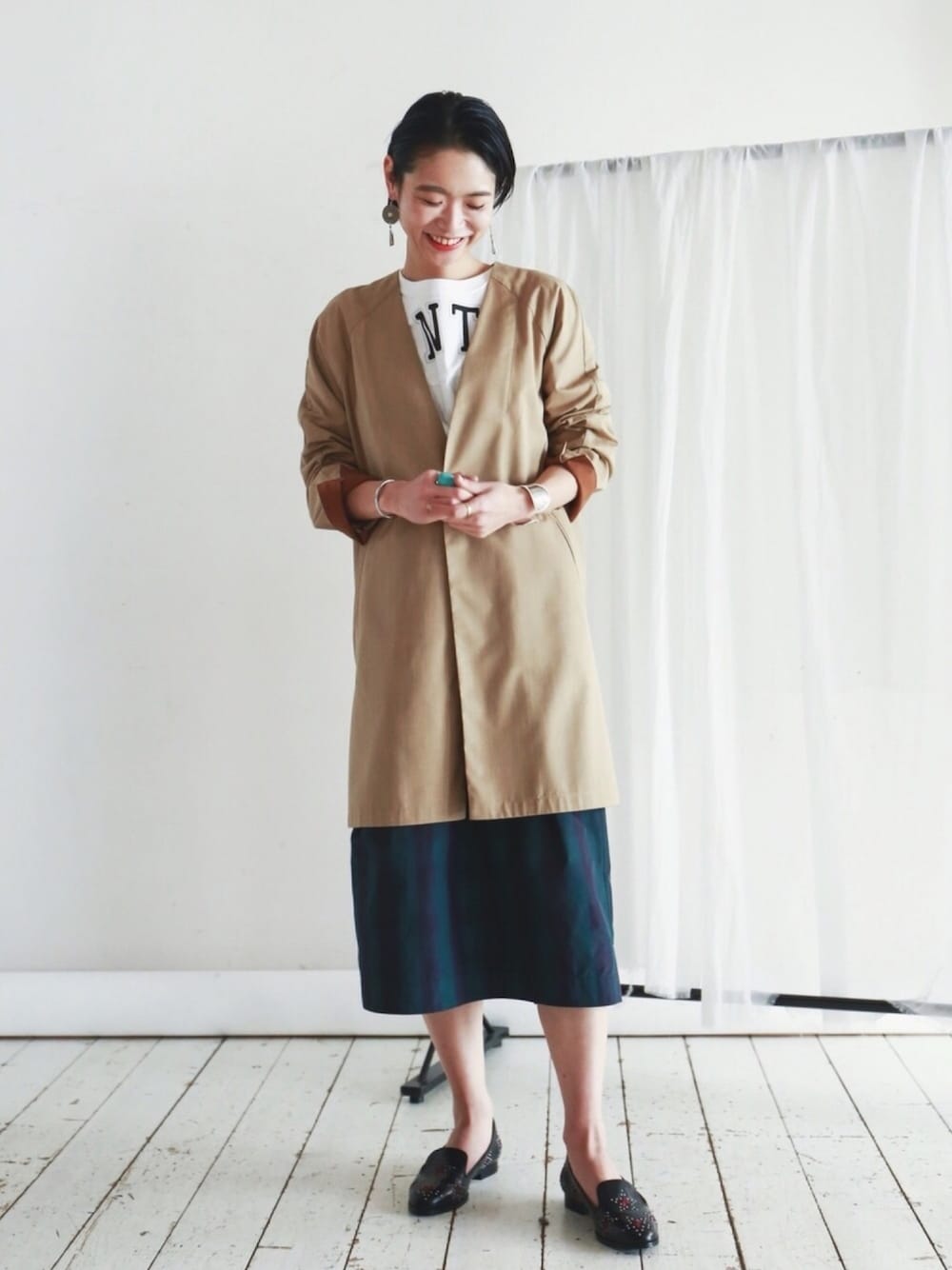 「オトナカジュアル、春コーデ、ootd、雨の日コーデ、スプリングコート、チェックスカート、ロングスカート、フラットシューズ、星柄、ロゴT」｜「FIL DE FERのCENTERプリント 変わり袖ロンT（Tシャツ/カットソー、ホワイト系）」を使った、watanabe.さん（レディース・163cm）の春コーディネートの1枚目の写真