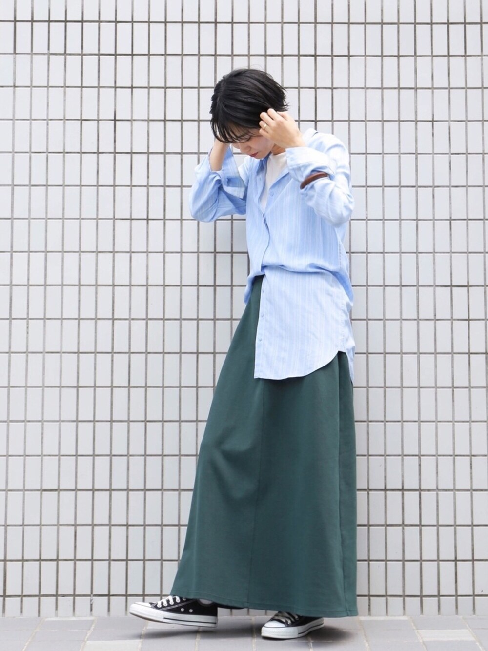 グリーン系のスカート、ホワイト系のTシャツ/カットソーを着用したレディースの夏コーディネートの1枚目の写真