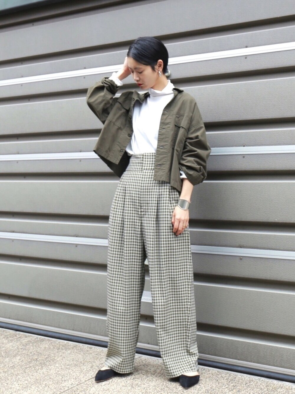 グリーン系のその他パンツ、グリーン系のミリタリージャケット、ホワイト系のTシャツ/カットソーを着用したレディースの秋コーディネートの1枚目の写真