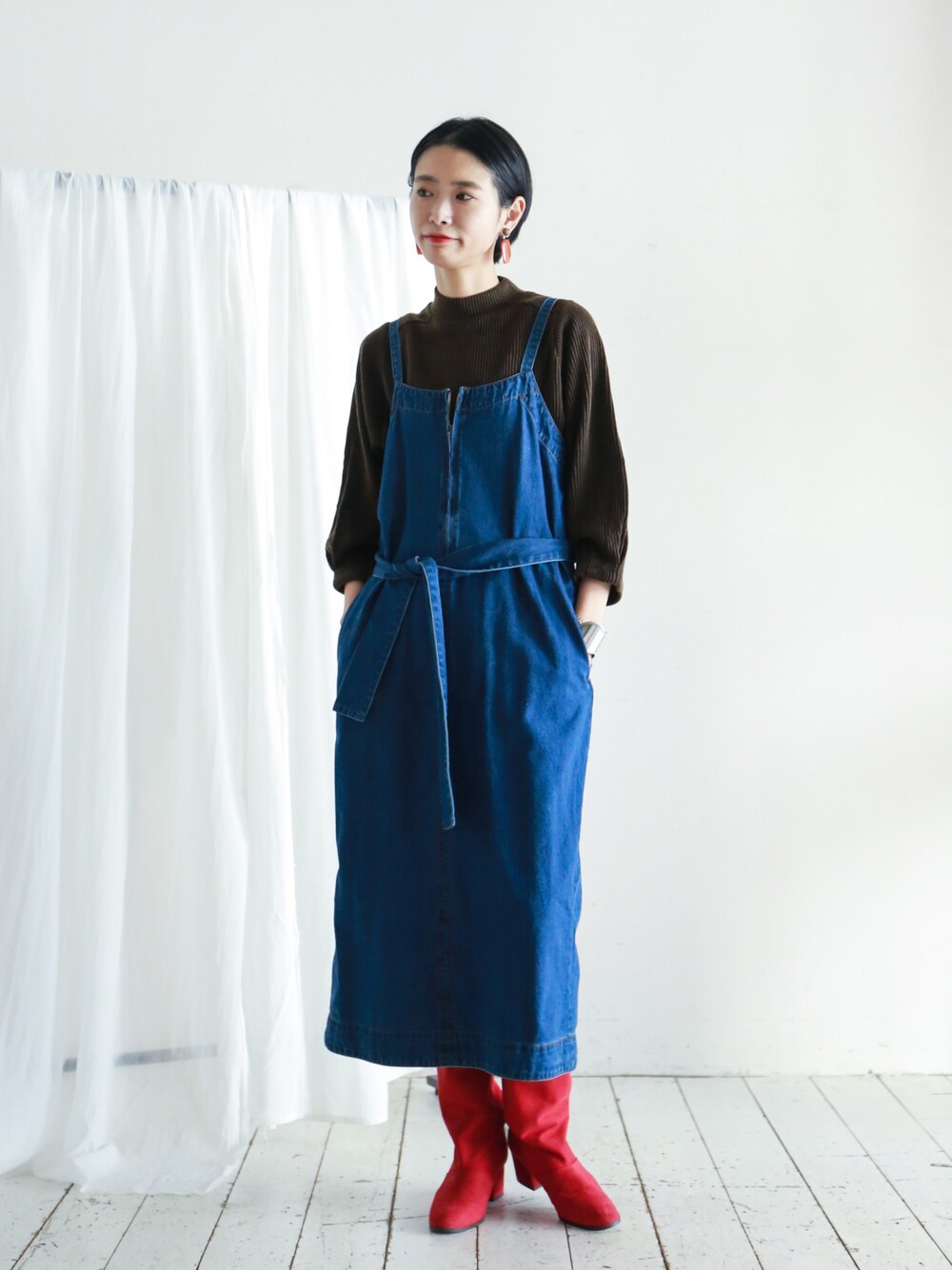 「休日スタイル、ラクチンコーデ、ootd、大人コーデ、タートルネック、キャミワンピ、デニムワンピース、ブーツ、赤、大振りアクセサリー」｜「FIL DE FERの8OZデニム キャミワンピース（ワンピース、ブルー系）」を使った、watanabe.さん（レディース・163cm）の冬コーディネートの1枚目の写真