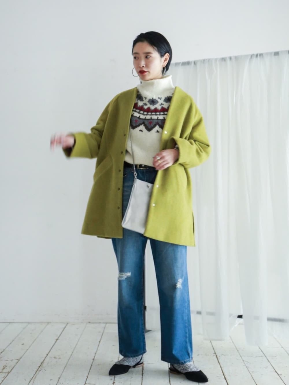 「シンプル、ootd、ハイネック、ノルディック柄、手編み、ボーイズデニム、ダメージデニムパンツ、フラットシューズ、ポシェット、カラーコート」｜「rapiecageのレザー ポシェット（ショルダーバッグ、シルバー系）」を使った、watanabe.さん（レディース・163cm）の冬コーディネートの1枚目の写真