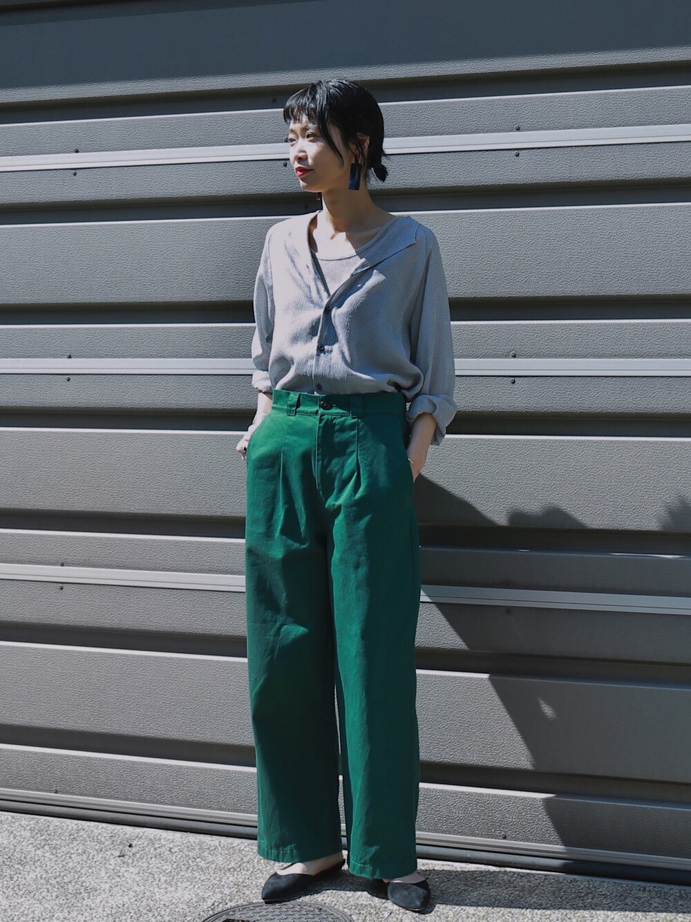 グリーン系のその他パンツ、ホワイト系のシャツ/ブラウス、ベージュ系のタンクトップを着用したレディースの春コーディネートの1枚目の写真