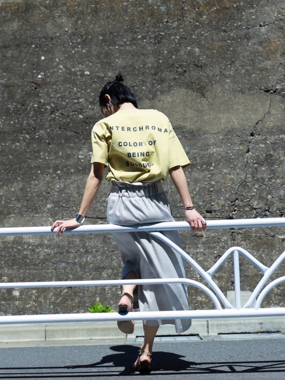 「カジュアル、平成最後、シンプル、outfit、ootd、Tシャツ、summer、ロングスカート、バックスタイル、ロゴT」｜「FIL DE FERのバックプリント 半袖Tシャツ（Tシャツ/カットソー、イエロー系）」を使った、watanabe.さん（レディース・163cm）の春コーディネートの1枚目の写真