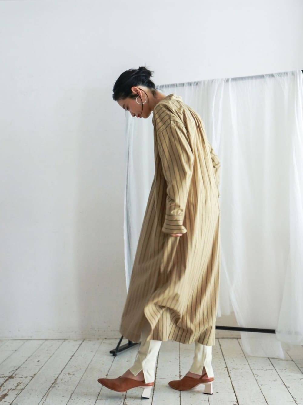 「大人コーデ、秋コーデ、シャツワンピ、ストライプ、ロングワンピース、ラフ、ベージュコーデ、ワントーンコーデ、ootd、レギンス」｜「rapiecageのスリムHOOP ピアス（ピアス（両耳用）、シルバー系）」を使った、watanabe.さん（レディース・163cm）の夏コーディネートの1枚目の写真