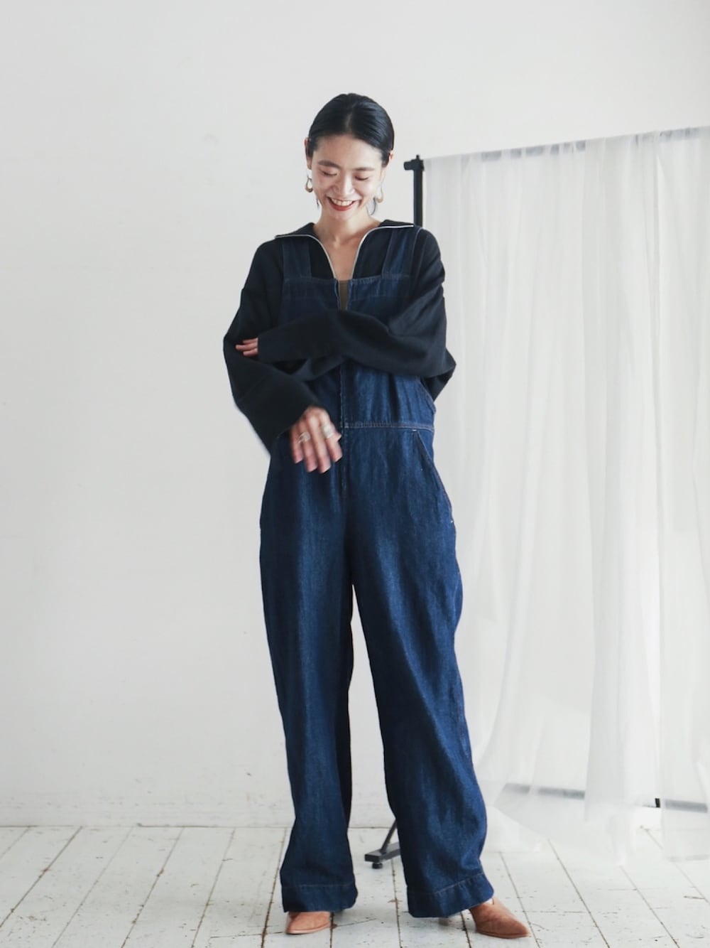 「シンプルコーデ、秋コーデ、大人コーデ、黒、デニム、サロペット、デニムサロペット、ゆるコーデ、ootd」｜「FIL DE FERの１０ozデニム　サロペット（サロペット/オーバーオール、ブルー系）」を使った、watanabe.さん（レディース・163cm）の秋コーディネートの1枚目の写真