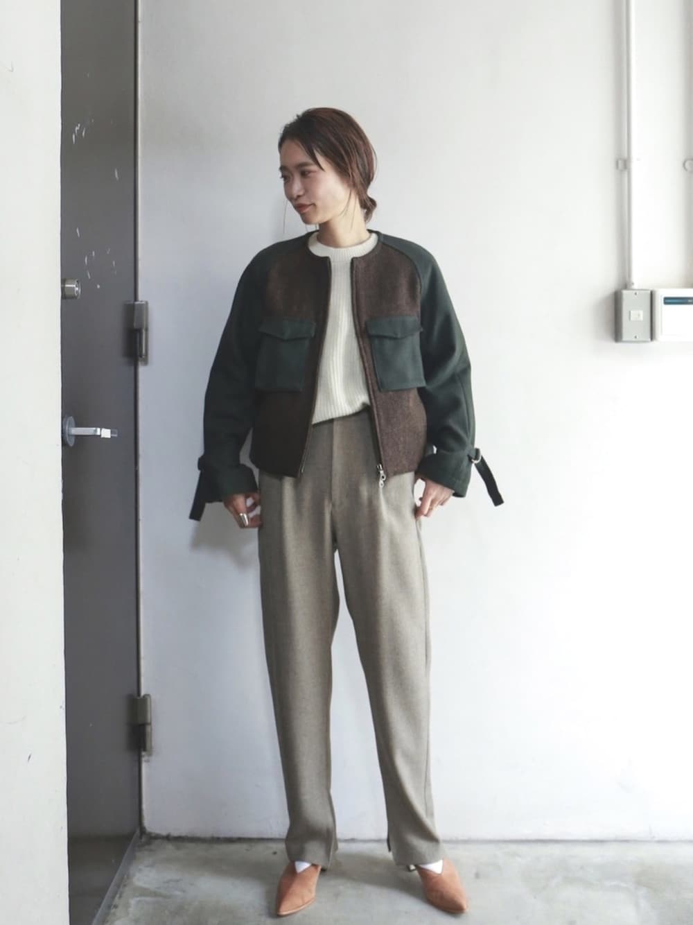 「秋コーデ、オトナカジュアル、休日スタイル、ラフ、スリット、スリットパンツ、ブルゾン、ワーク、ミリタリー、ootd」｜「FIL DE FERの杢調エステルストレッチ裾スリットテーパードＰＴ（その他パンツ、ブラウン系）」を使った、watanabe.さん（レディース・163cm）の秋コーディネートの1枚目の写真