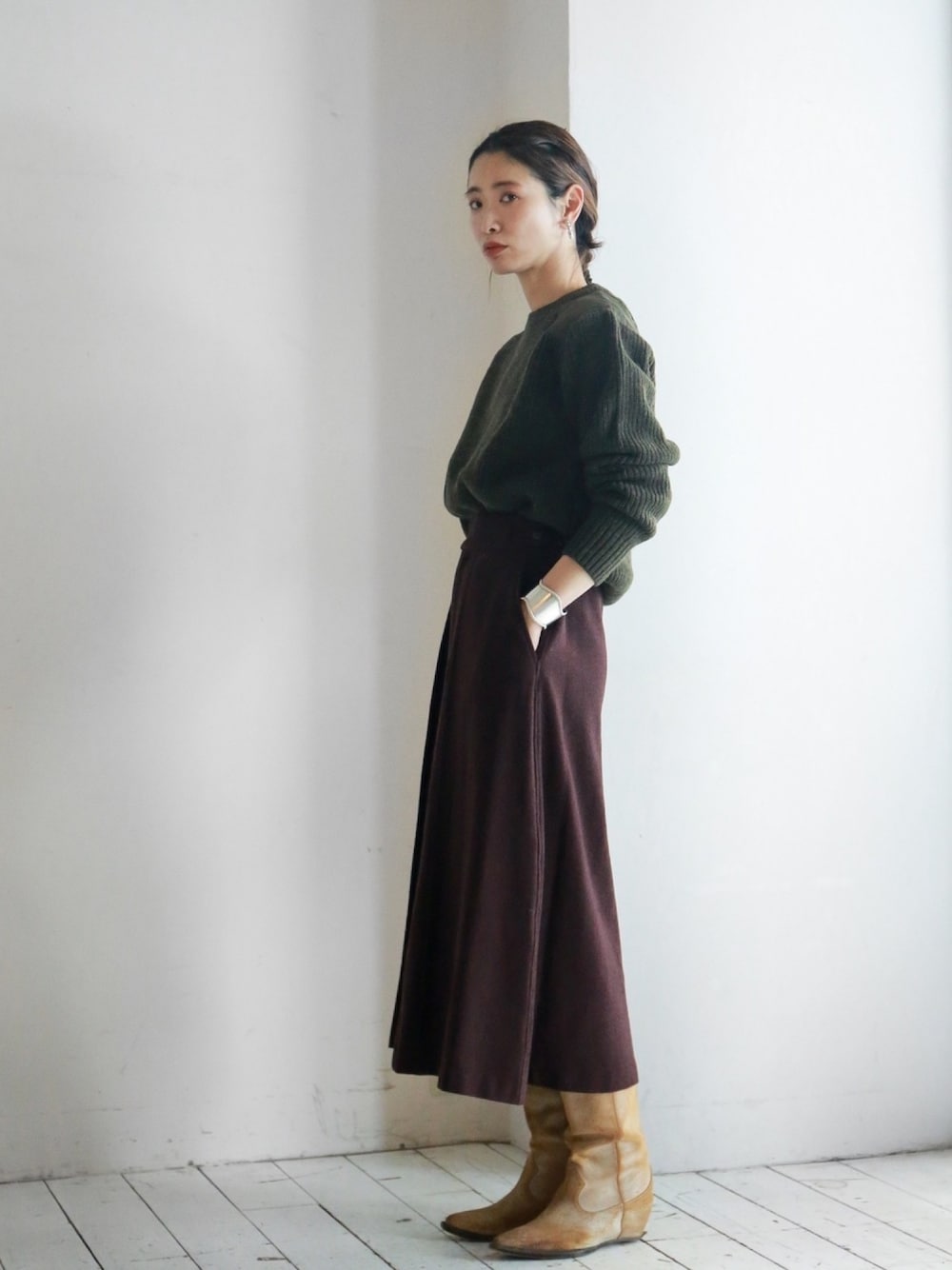 「シンプルコーデ、ニットコーデ、スカート、グルカスカート、フレアスカート、スカートスタイル、ミリタリー、冬コーデ、ラフスタイル、ootd」｜「FIL DE FERのコマンドニット　クルーネックプルオーバー（ニット/セーター、グリーン系）」を使った、watanabe.さん（レディース・163cm）の冬コーディネートの1枚目の写真