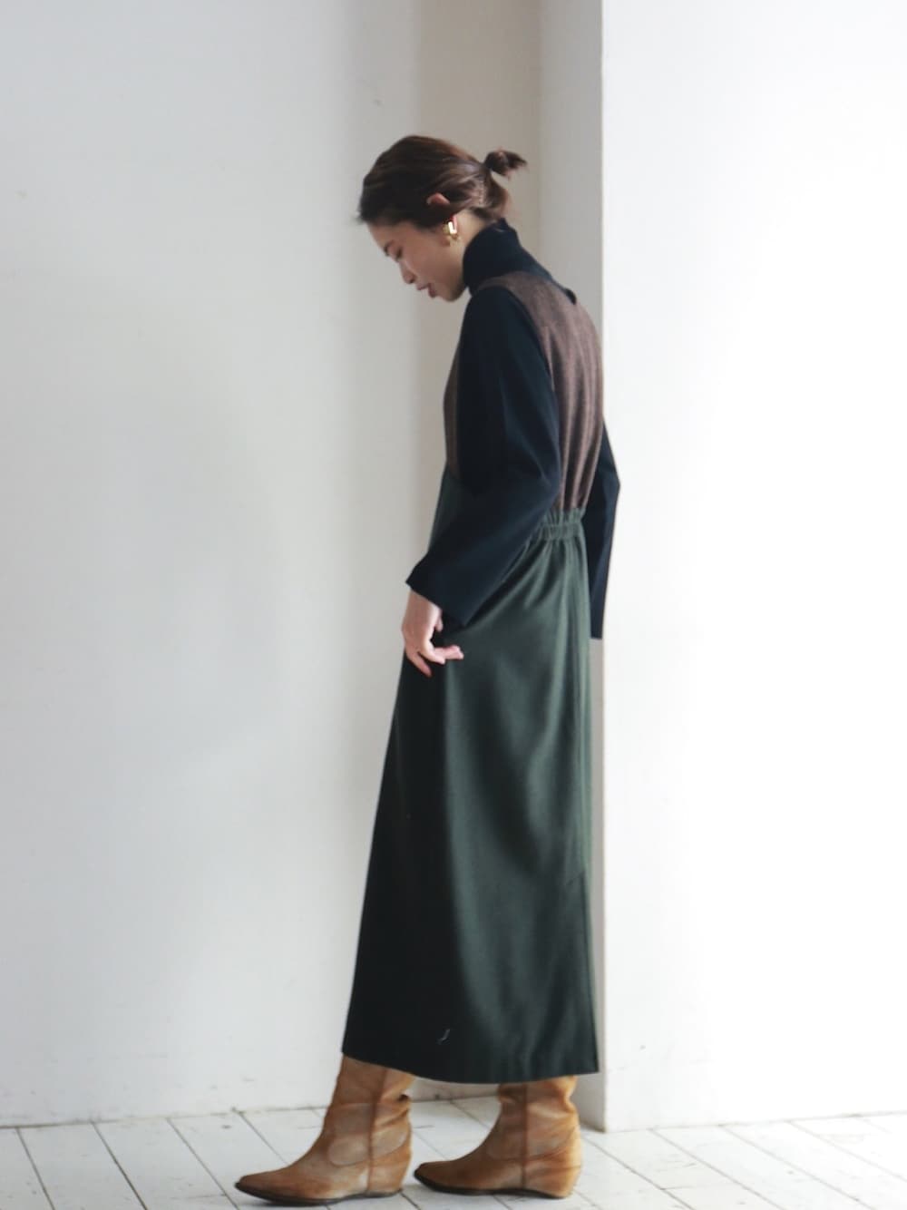 「シンプルコーデ、大人カジュアル、黒、ジャンスカ、ワンピース、タートルネックニット、スリット、レイヤードスタイル、ラフ、ootd」｜「FIL DE FERの【Fabric in Italy】ツイードコンビ ジャンスカ（ジャンパースカート、グリーン系）」を使った、watanabe.さん（レディース・163cm）の冬コーディネートの1枚目の写真
