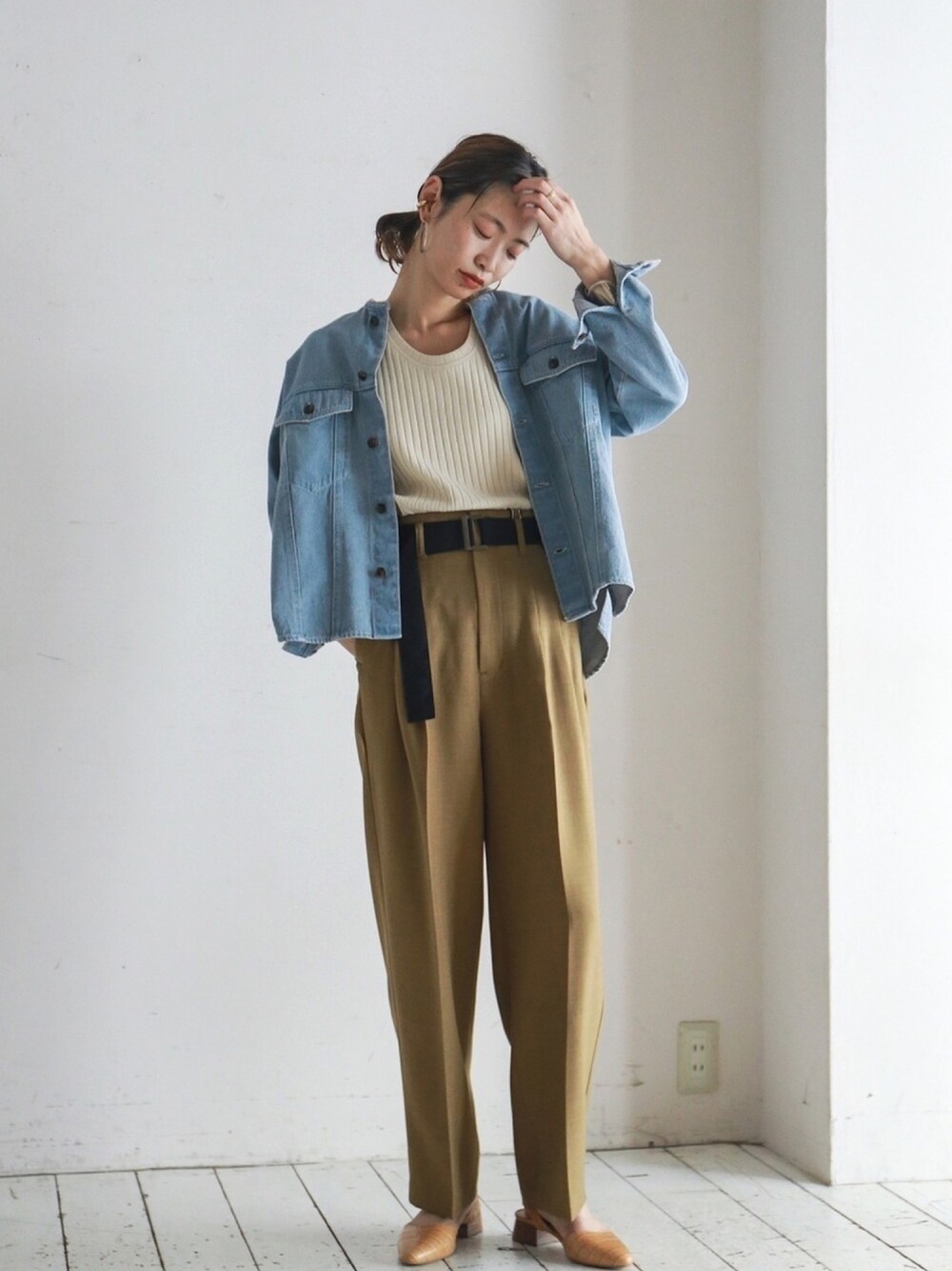 「大人カジュアル、シンプル、ラクチンコーデ、ラフ、デニム、デニムシャツ、テーパードパンツ、ハイウエスト、ウエストイン、春コーデ」｜「FIL DE FERのフルーフィエステル ２タックトラウザーパンツ（スラックス、ベージュ系）」を使った、watanabe.さん（レディース・163cm）の冬コーディネートの1枚目の写真