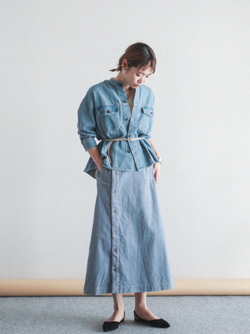 ブルー系のシャツ/ブラウス、ブルー系のスカート、ホワイト系のタンクトップを着用したレディースの春コーディネートの1枚目の写真