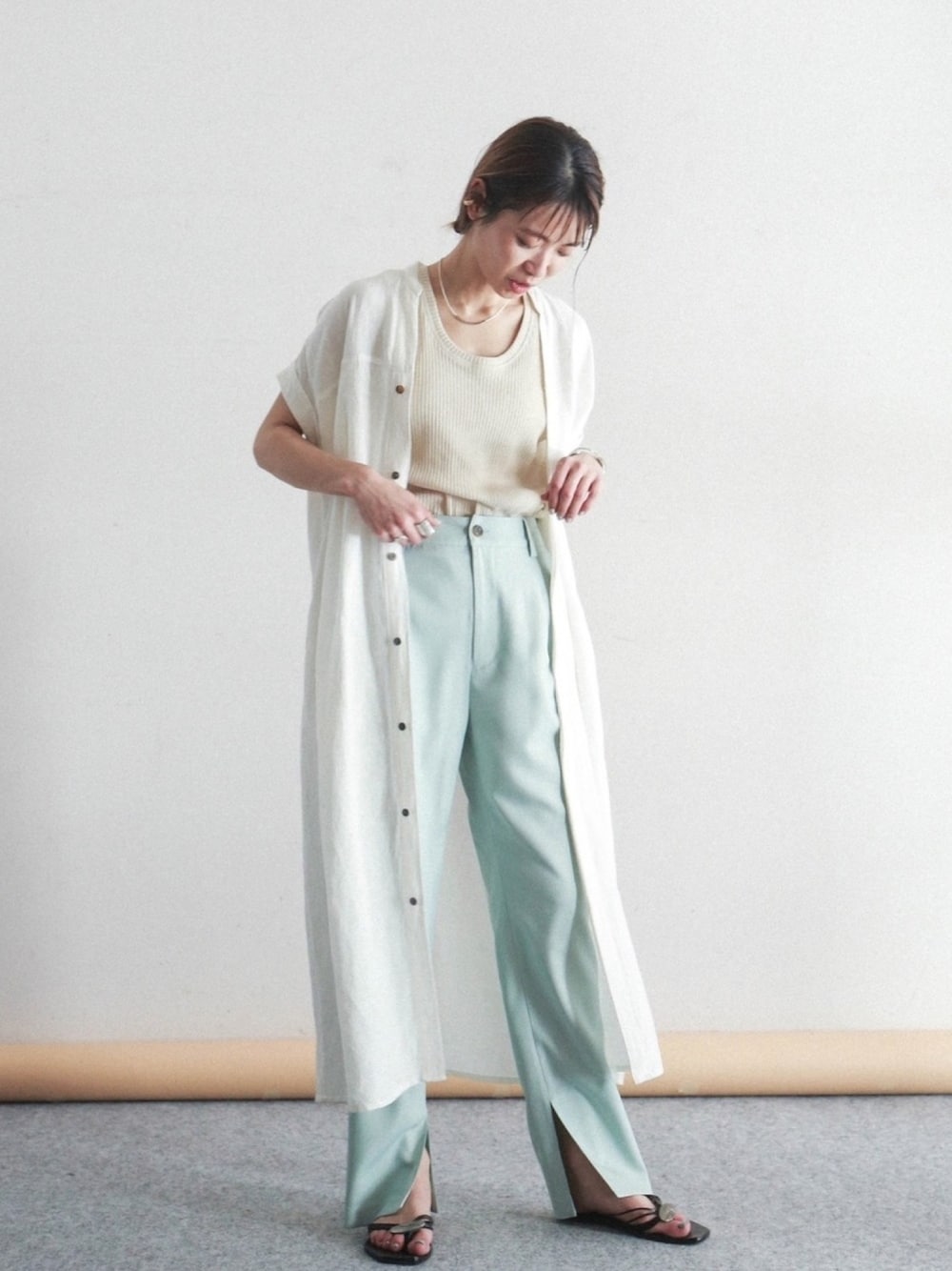 「大人カジュアル、ラクチンコーデ、春夏コーデ、テーパードパンツ、ロングシャツワンピ、スリットパンツ、ミントグリーン、レイヤードスタイル、グリーン、チョーカー」｜「FIL DE FERのドライワイドテレコ　Ｕネック２ＷＡＹタンクトップ（タンクトップ、ホワイト系）」を使った、watanabe.さん（レディース・163cm）の春コーディネートの1枚目の写真