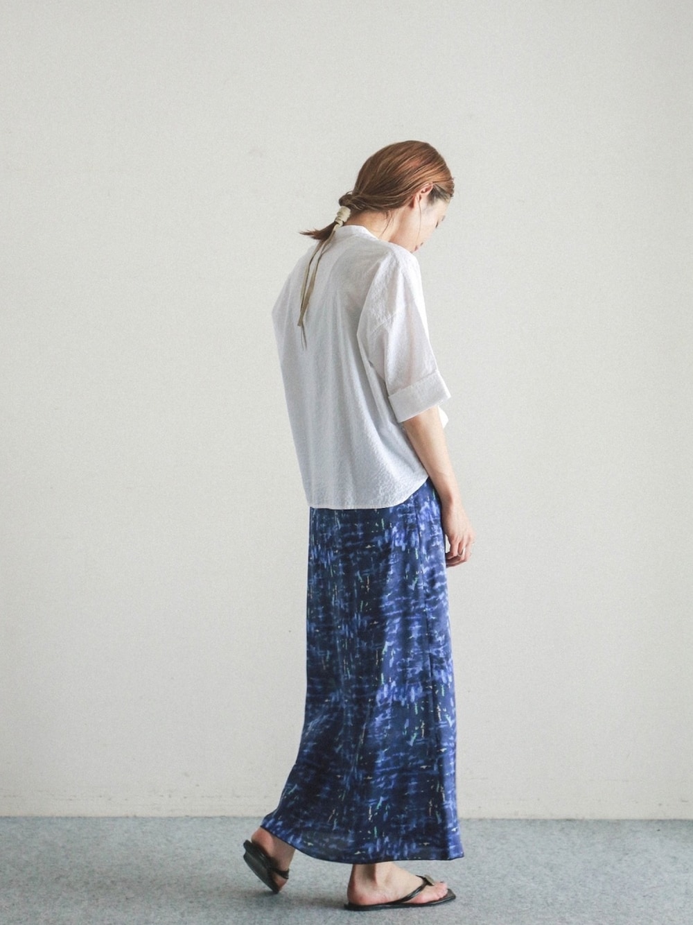 「夏、シンプル、休日スタイル、オトナカジュアル、ブラウス、ロングスカート、柄スカート、ラフスタイル、ootd」｜「FIL DE FERのブラープリント フレアスカート（スカート、ブルー系）」を使った、watanabe.さん（レディース・163cm）の夏コーディネートの1枚目の写真