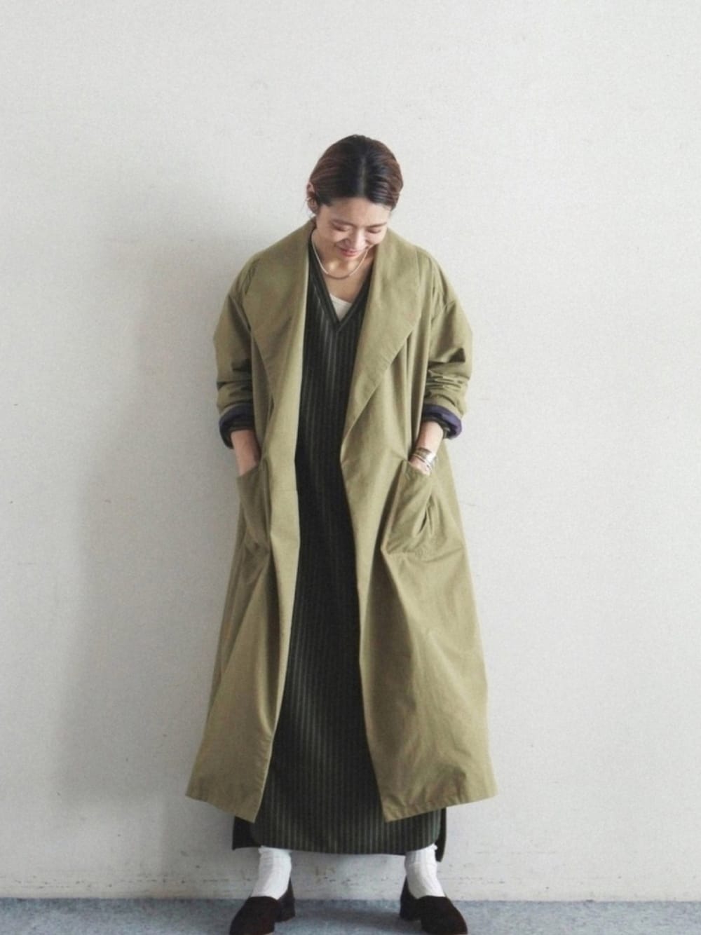 「秋のコーデ、秋服、ゆるコーデ、大人カジュアル、ラフ、ootd、ロングコート、トレンチコート、ロングワンピース、ストライプワンピース」｜「FIL DE FERのポンチストライプ Vネックワンピース（ワンピース、グリーン系）」を使った、watanabe.さん（レディース・163cm）の秋コーディネートの1枚目の写真