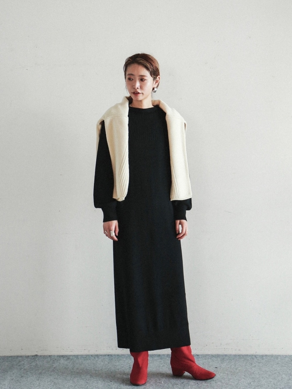 「ブーツ、ニットワンピース、ロングワンピース、ブラック、ボリューム袖、ロング丈、ゆるコーデ、オトナカジュアル、ootd、シンプルコーデ」｜「FIL DE FERのウールブレンド ハイＮロングワンピース（ワンピース、ブラック系）」を使った、watanabe.さん（レディース・163cm）の秋コーディネートの1枚目の写真