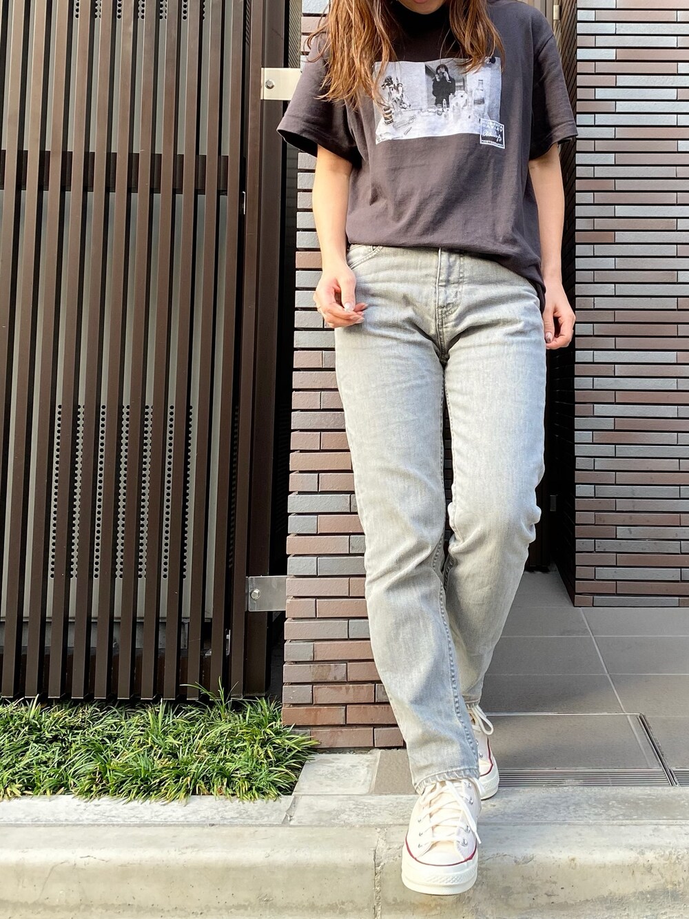 「プリントT、ウォッシュデニム、テーパードデニム、ロベルタベイリー、カジュアルコーデ、シンプルスタイル、Tシャツ×デニム」｜「FRAMeWORKのアイテム（デニムパンツ、グレー系）」を使った、wear159さん（レディース・158cm）の夏コーディネートの1枚目の写真