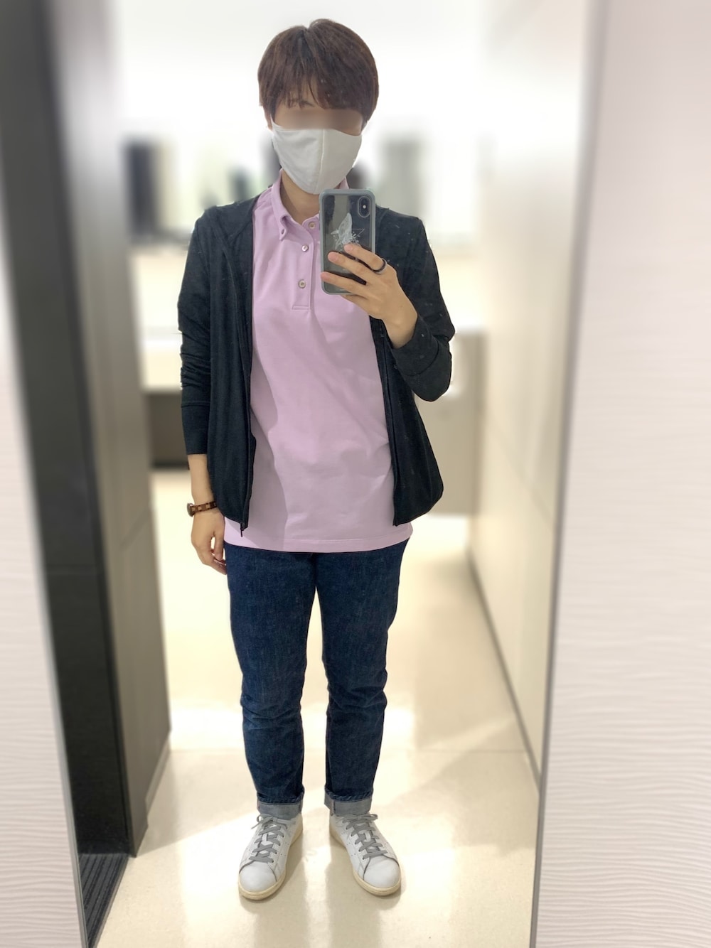 パープル系のポロシャツ、ブラック系のパーカー、ブルー系のデニムパンツを着用したレディースの夏コーディネートの1枚目の写真