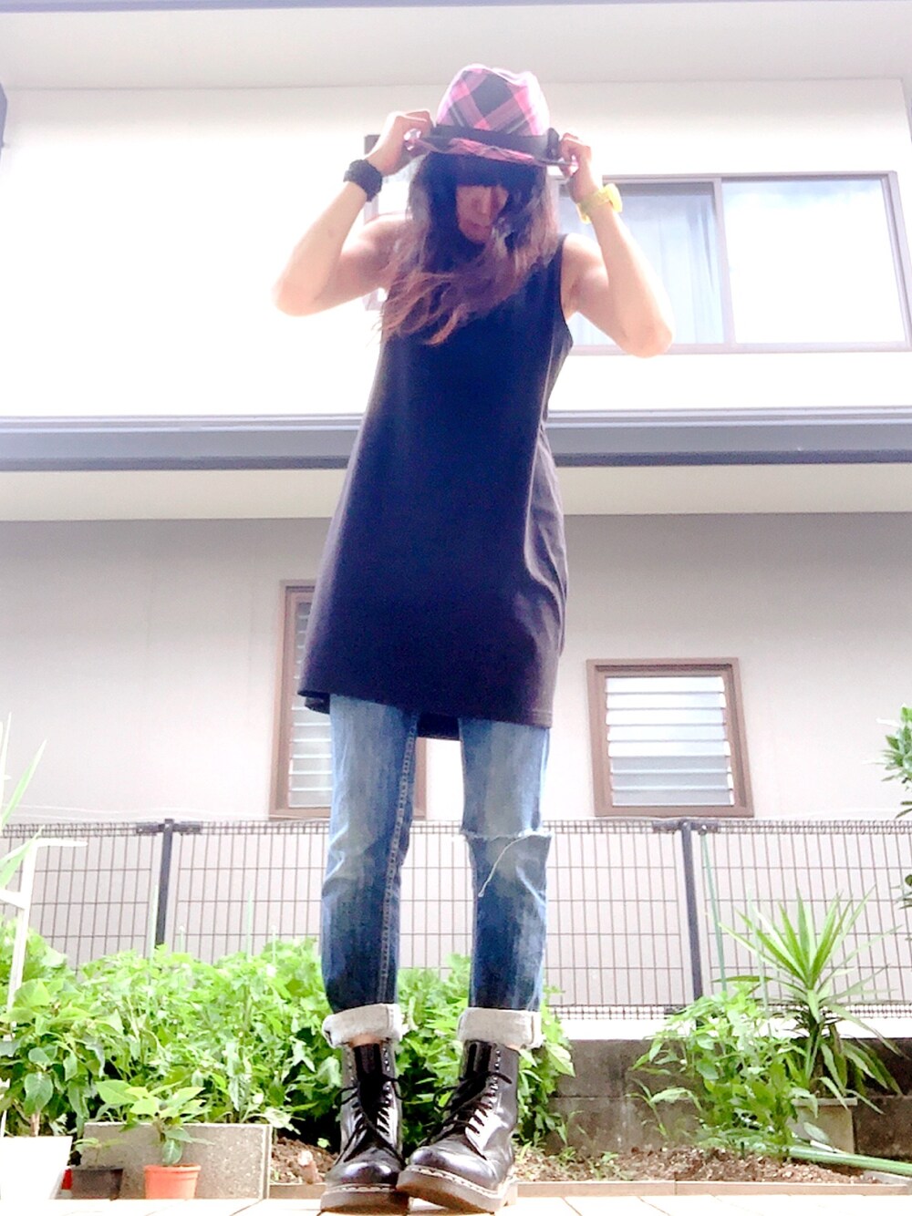 「ライブ、中折れハット、ダメージデニムパンツ、Dr.Martens、ロールアップ」｜「ICE WATCHのICE WATCH NEON（アナログ腕時計、イエロー系）」を使った、mimiho*deathさん（レディース・167cm）の夏コーディネートの1枚目の写真