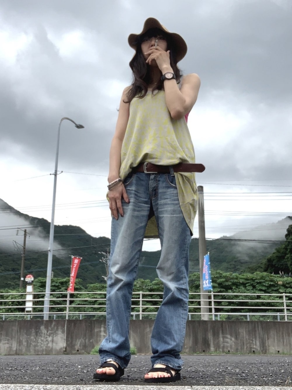 「サファリハット、スポーツサンダル、ゆるデニム、夏コーデ、海岸線ドライブ」｜「USEDのアイテム（タンクトップ、イエロー系）」を使った、mimiho*deathさん（レディース・167cm）の夏コーディネートの1枚目の写真