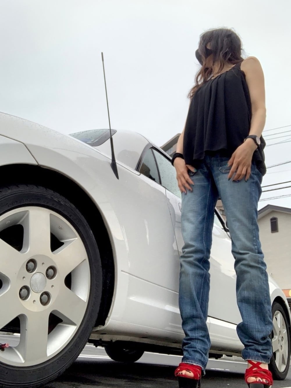 ブラック系のキャミソール、ブルー系のデニムパンツ、ブラック系のアナログ腕時計を着用したレディースの夏コーディネートの1枚目の写真