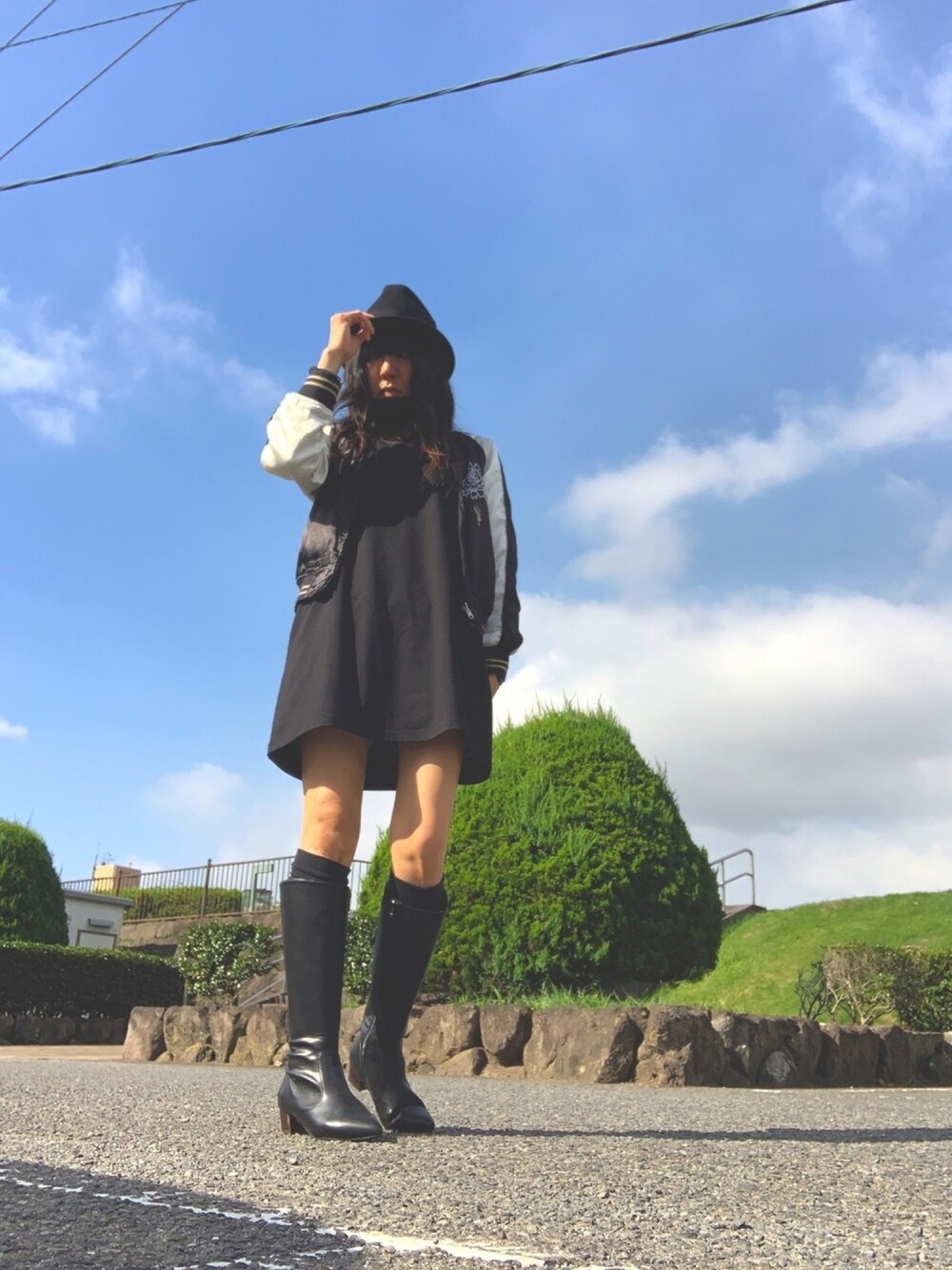 「秋服、オールブラック、スカジャン、ハット、モノトーンコーデ、公園で朝ごはん」｜「osharewalkerのアイテム（ブーツ、ブラック系）」を使った、mimiho*deathさん（レディース・167cm）の秋コーディネートの1枚目の写真
