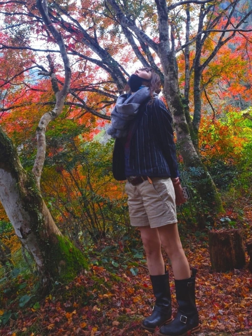 「紅葉狩り、ショートパンツ、ストライプジャケット、秋コーデ」｜「チャイハネの【チャイハネ】カリビアーナフェザーピアス（ピアス（両耳用）、ブルー系）」を使った、mimiho*deathさん（レディース・167cm）の秋コーディネートの1枚目の写真