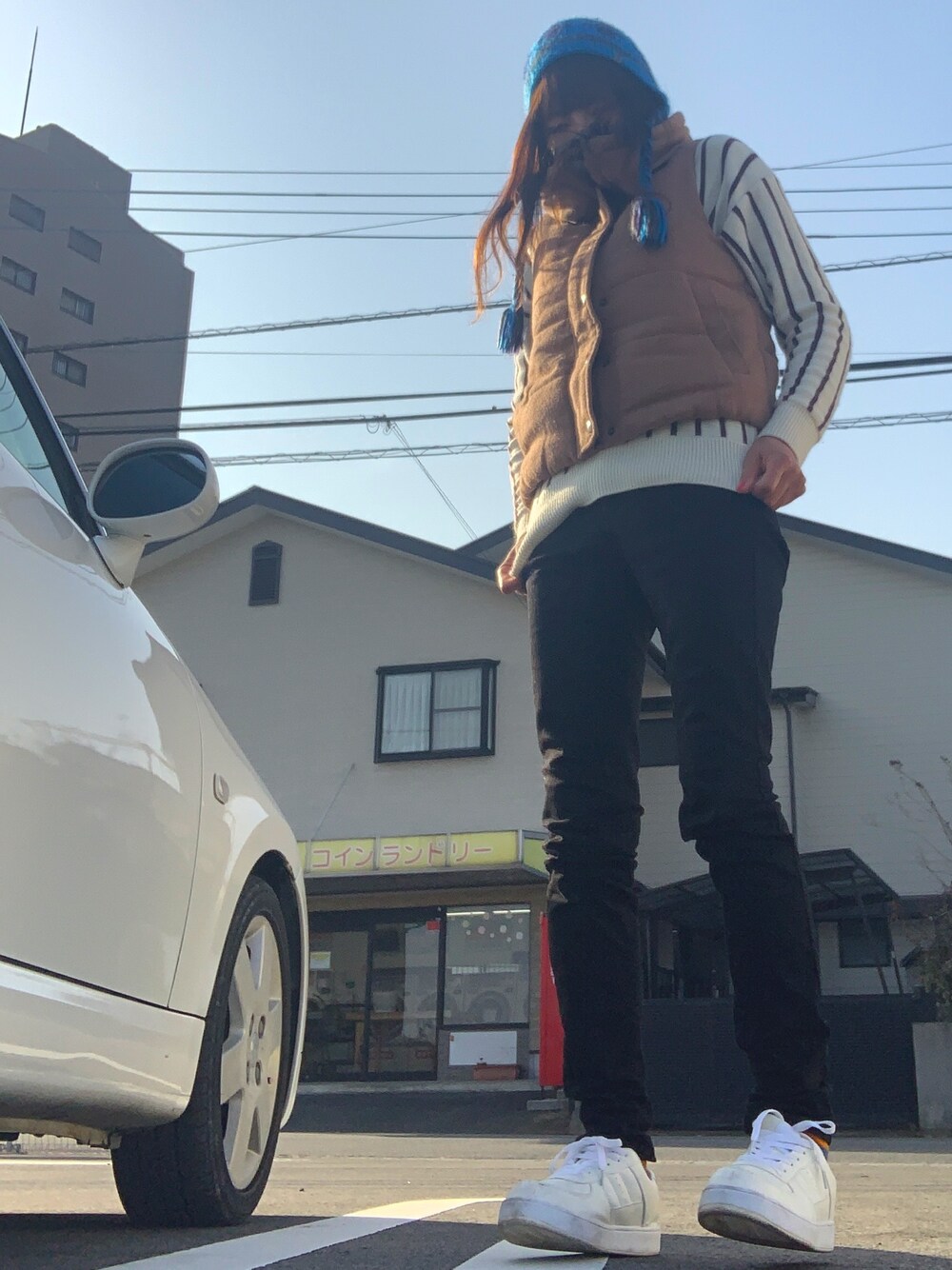 「ダウンベスト、白スニーカー、ニットキャップ、黒スキニー、ゆるコーデ、カジュアルコーデ」｜「THE NORTH FACEのアイテム（ニットキャップ/ビーニー、ブルー系）」を使った、mimiho*deathさん（レディース・167cm）の冬コーディネートの1枚目の写真