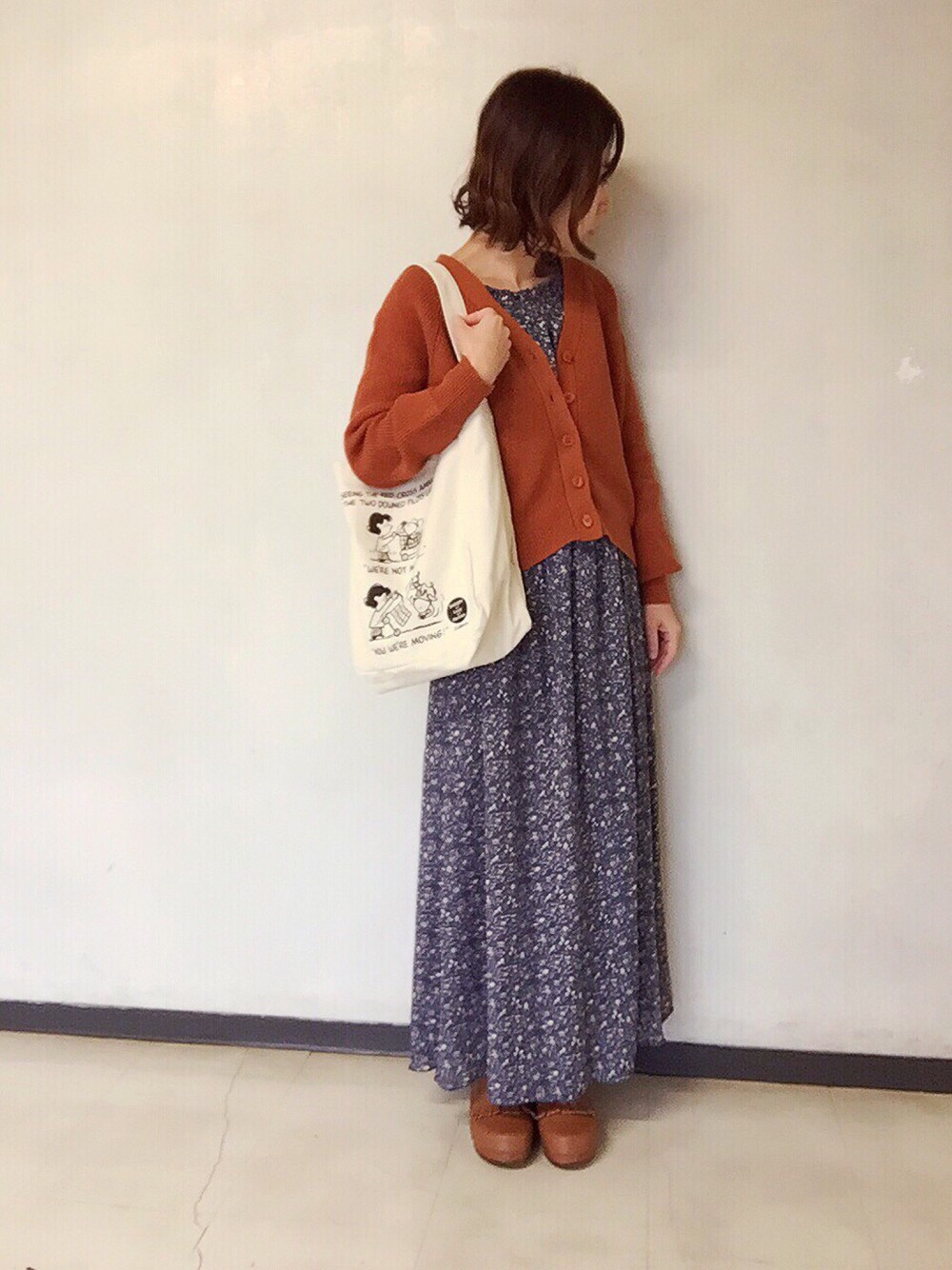 「秋コーデ、カーティガン、ニットカーディガン、小花柄、ワンピース、マキシ丈ワンピース、トートバッグ、スヌーピー、サボ、フリンジ」｜「WEARバンド部のアイテム（音楽/本・雑誌、その他）」を使った、star☆さん（レディース・160cm）の秋コーディネートの1枚目の写真