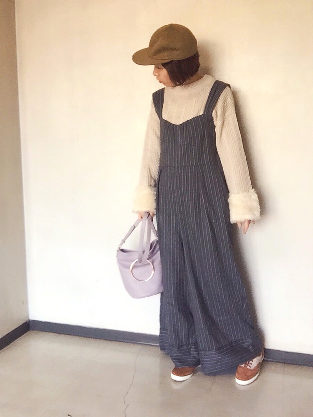「オトナカジュアル、オトナ女子、休日スタイル、ニット、ショルダーバッグ、キャップ、カーキ、ファー、サロペット、ストライプ」｜「WEARバンド部のアイテム（音楽/本・雑誌、その他）」を使った、star☆さん（レディース・160cm）の秋コーディネートの1枚目の写真