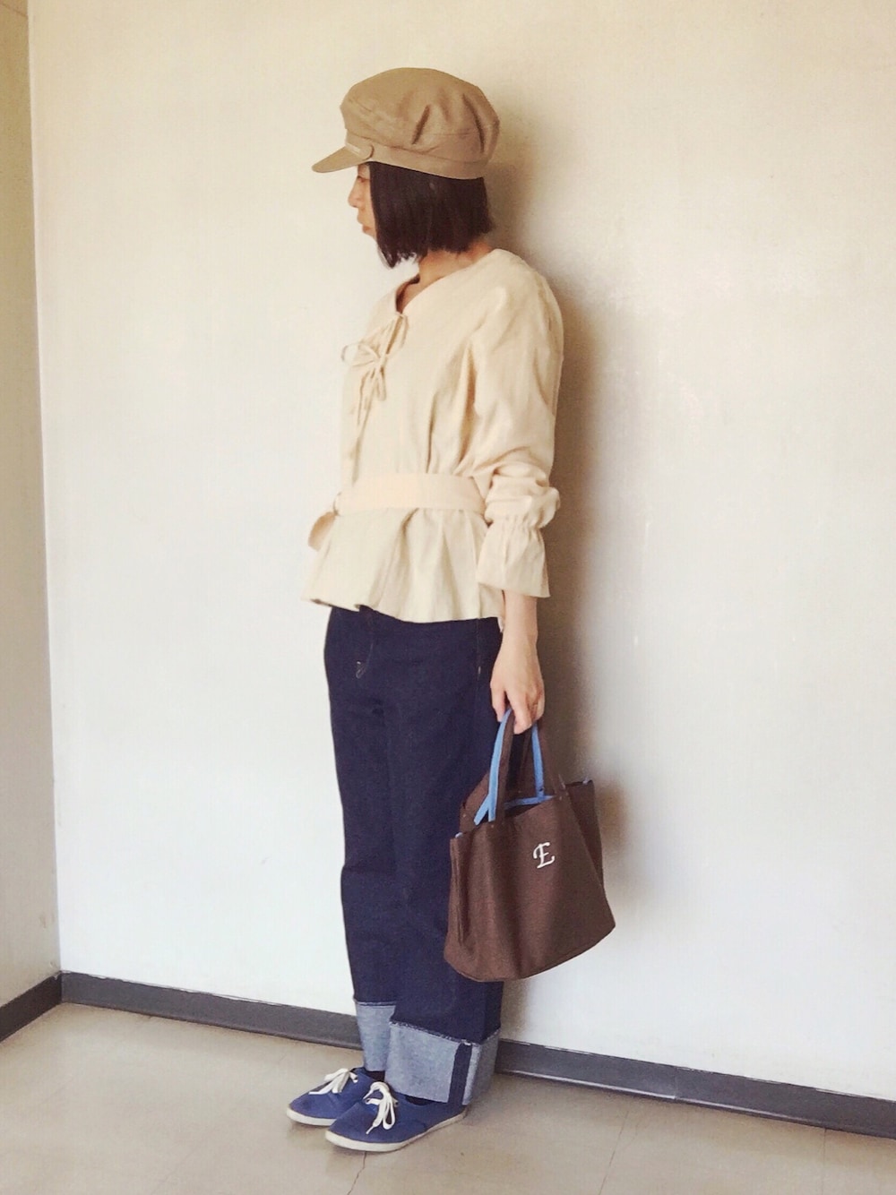 「大人カジュアル、パンツスタイル、おしゃれさんと繋がりたい、スニーカー、キャスケット、ベージュ、デザイントップス、ウエストマーク、デニム、ロールアップ」｜「WEARバンド部のアイテム（音楽/本・雑誌、その他）」を使った、star☆さん（レディース・160cm）の春コーディネートの1枚目の写真